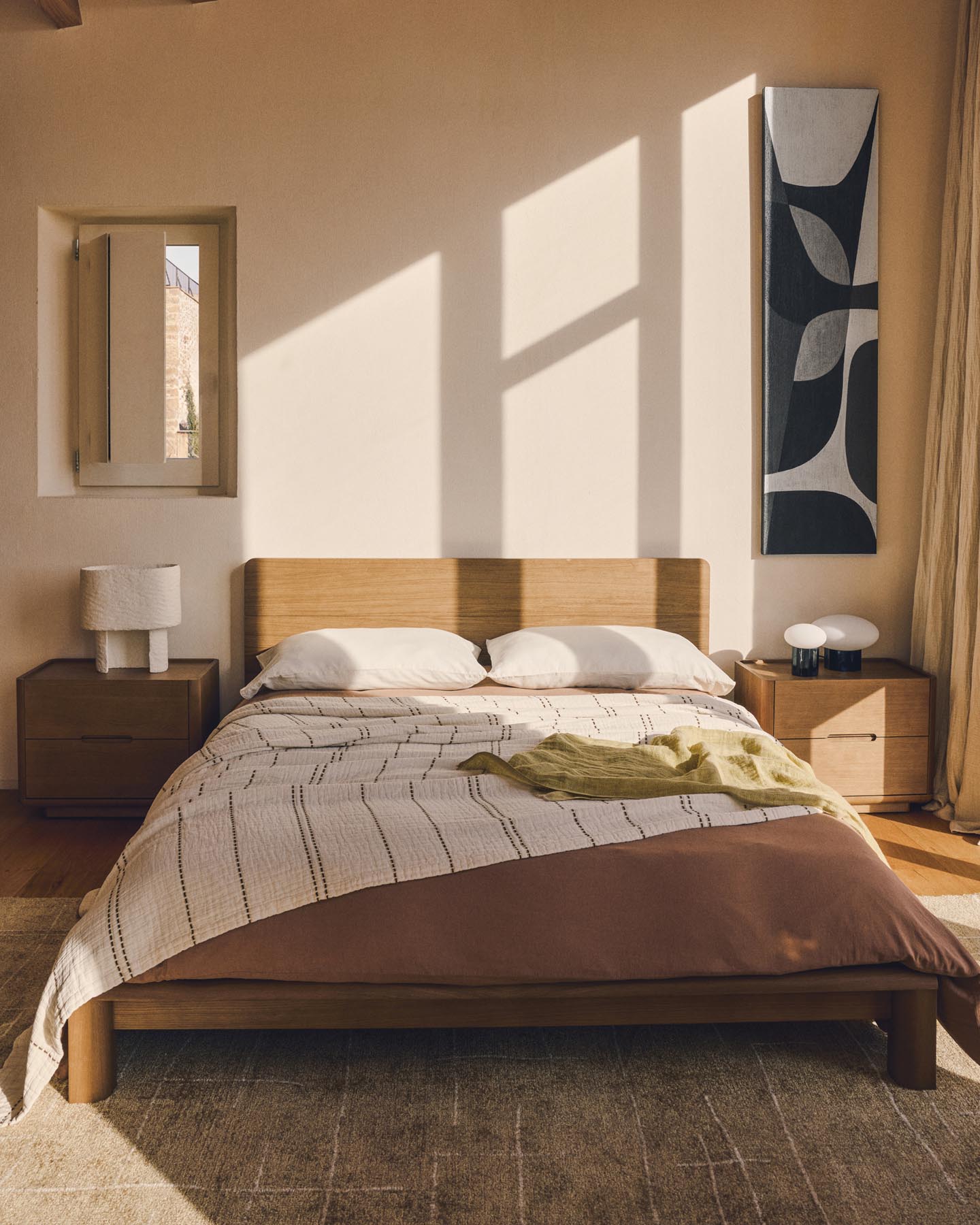 Nachttisch Arelida aus Furnier und massivem Eichenholz mit hellbraunem Finish 65 x 50 cm FSC Mix Credit in Braun präsentiert im Onlineshop von KAQTU Design AG. Nachttisch ist von Kave Home