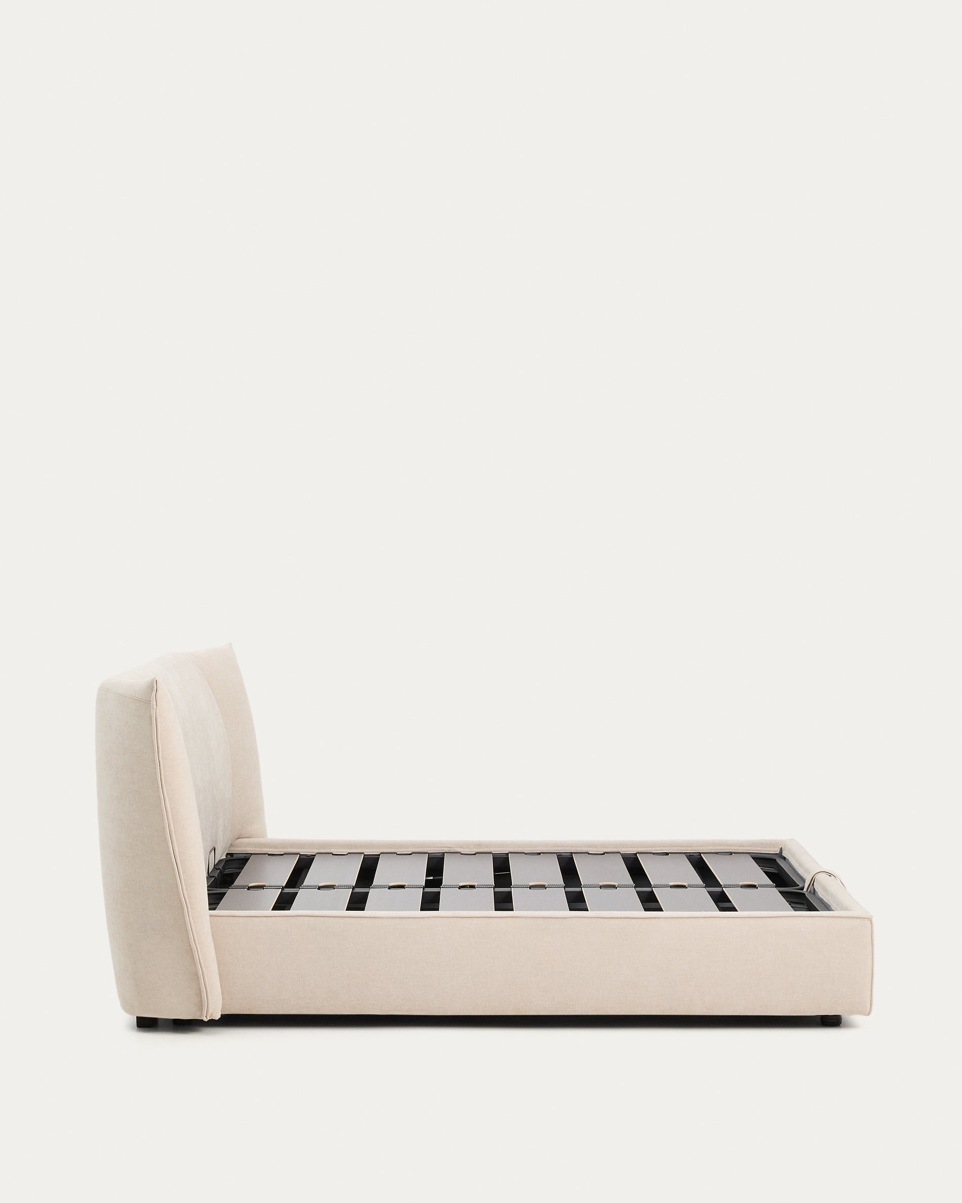 Beigefarbenes Chenille-Bett Arvian mit praktischem Klappbettkasten, ideal für Matratzen der Größe 160 x 200 cm.