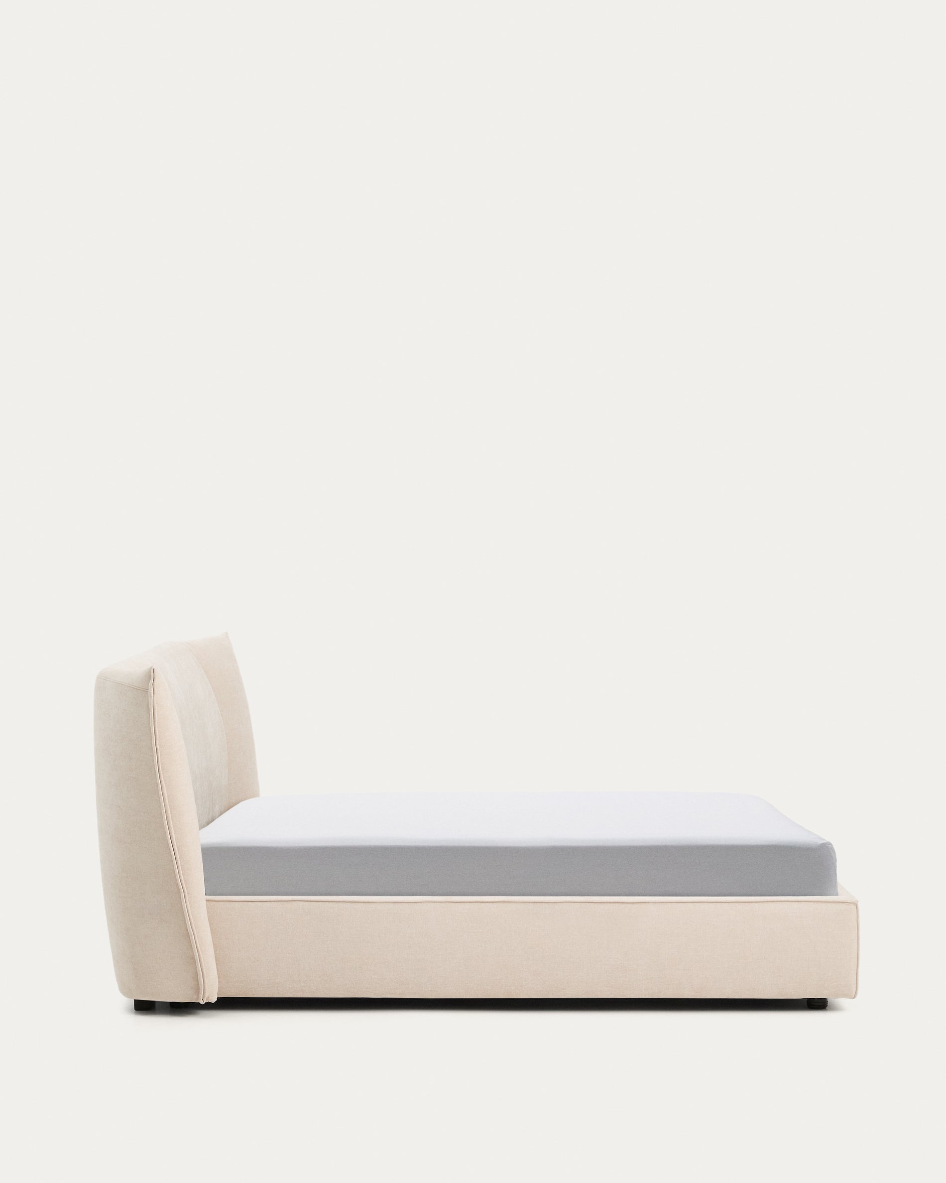 Elegantes Bett Arvian aus weichem Chenille in Beige, ausgestattet mit einem praktischen Klappbettkasten für zusätzlichen Stauraum.