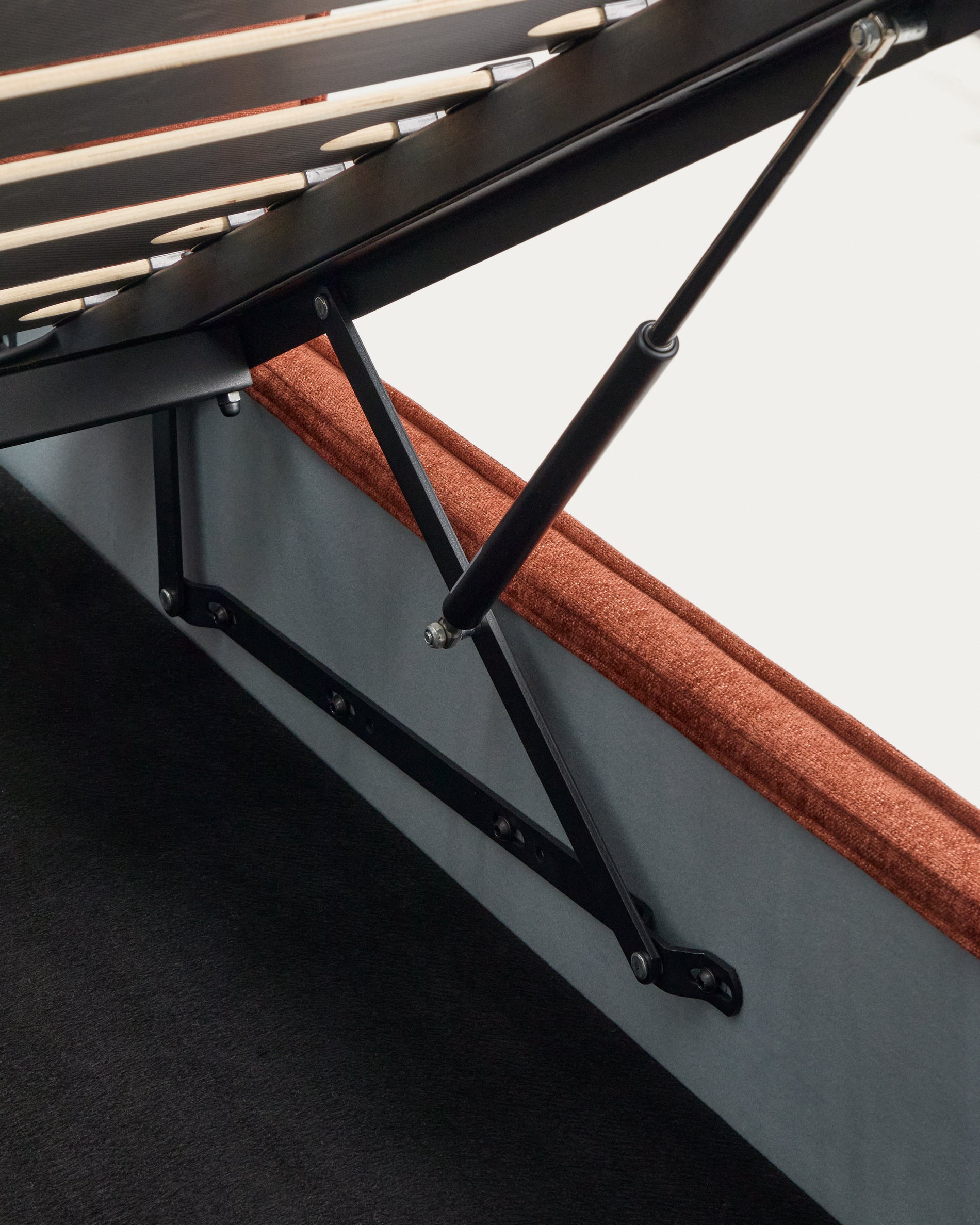 Abziehbares Bett Arvian aus terrakottafarbener Chenille mit Klappbettkasten für eine Matratze von 160 x 200 cm in Terrakotta präsentiert im Onlineshop von KAQTU Design AG. Bett ist von Kave Home