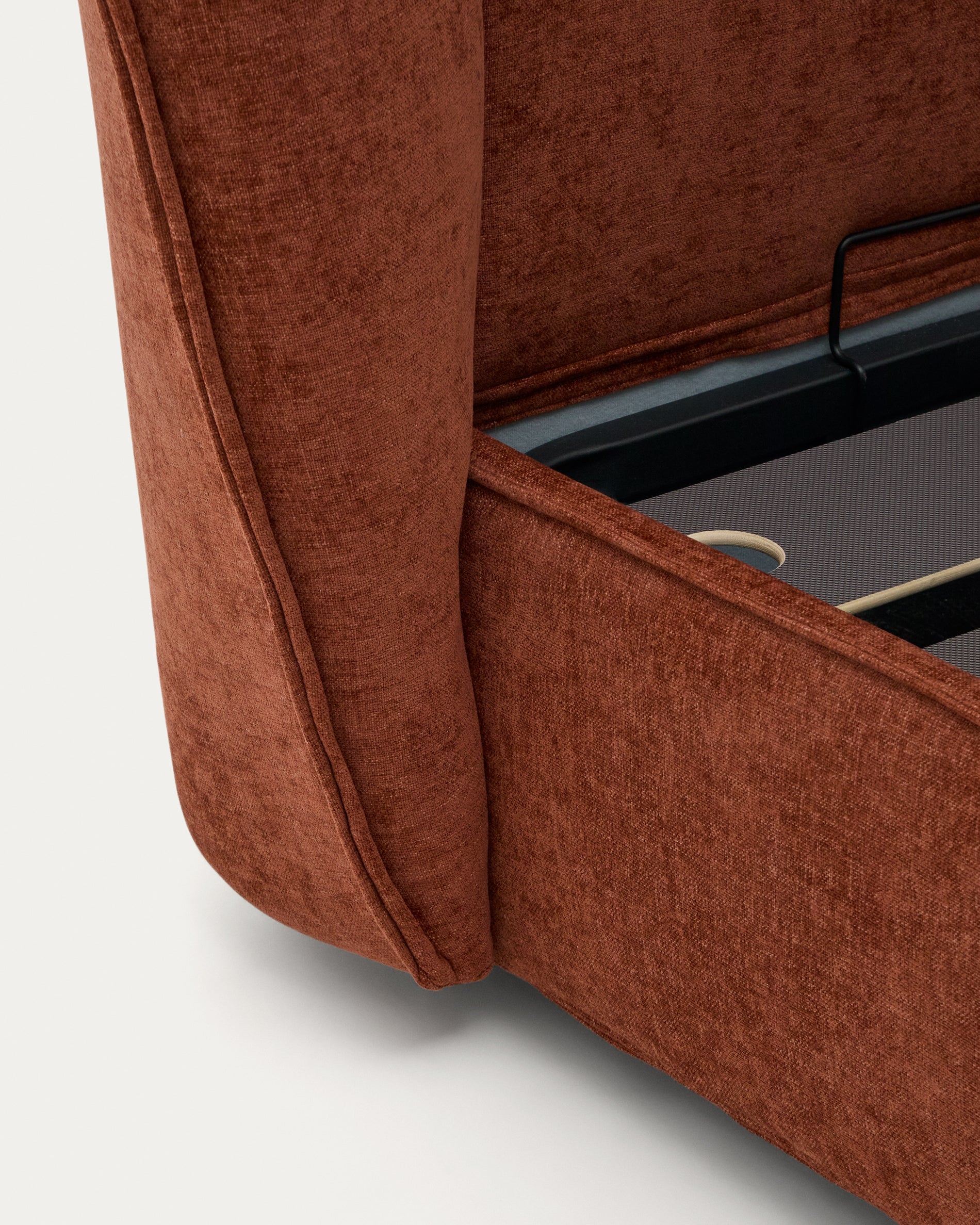 Abziehbares Bett Arvian aus terrakottafarbener Chenille mit Klappbettkasten für eine Matratze von 160 x 200 cm in Terrakotta präsentiert im Onlineshop von KAQTU Design AG. Bett ist von Kave Home