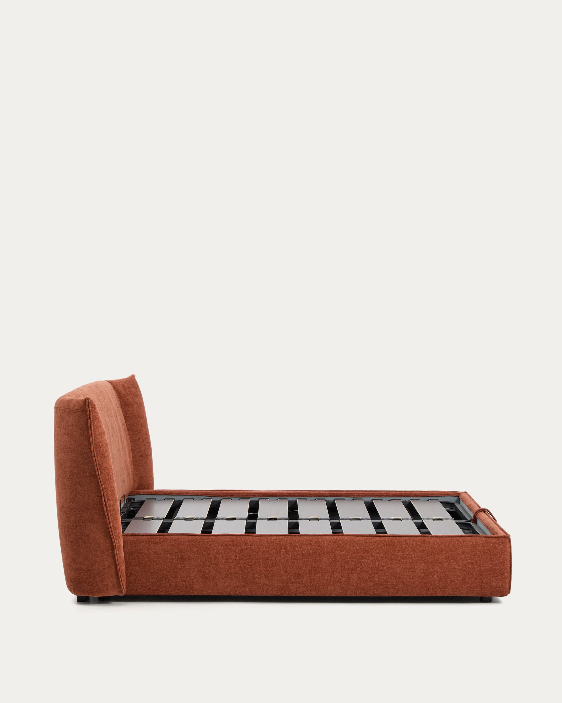 Abziehbares Bett Arvian aus terrakottafarbener Chenille mit Klappbettkasten für eine Matratze von 160 x 200 cm in Terrakotta präsentiert im Onlineshop von KAQTU Design AG. Bett ist von Kave Home