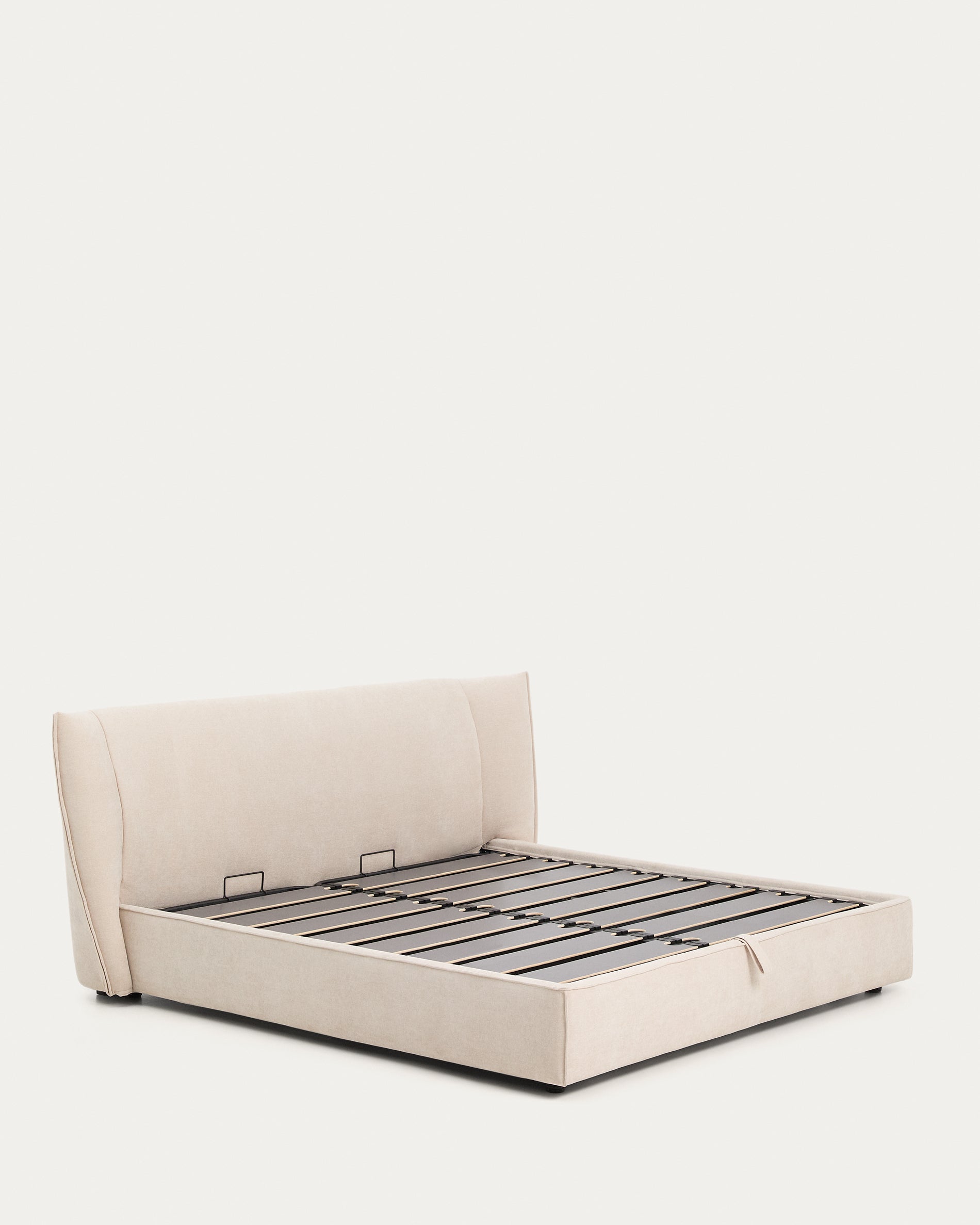 Abziehbares Bett Arvian aus beigefarbener Chenille mit Klappbettkasten für eine Matratze von 180 x 200 cm in Beige präsentiert im Onlineshop von KAQTU Design AG. Bett ist von Kave Home