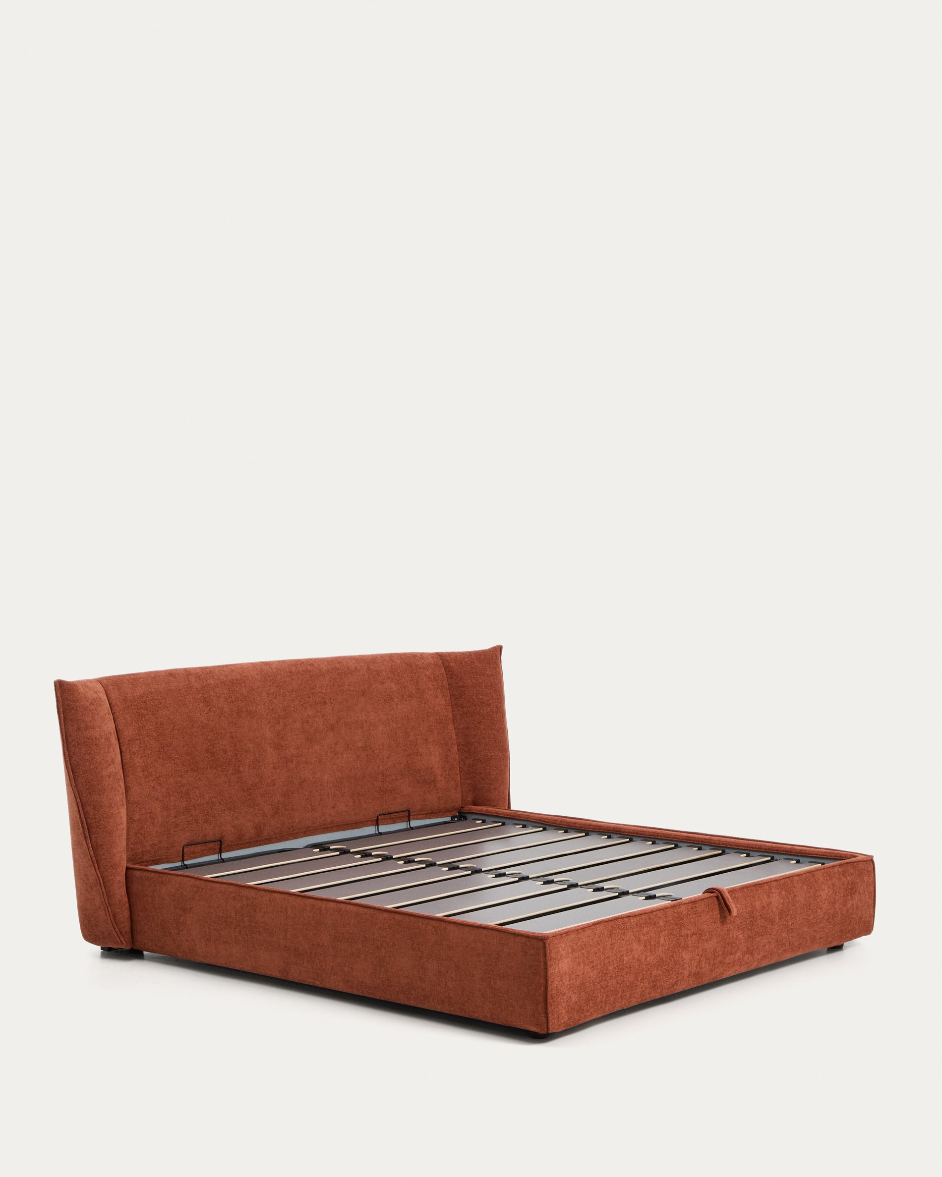 Stylisches Bett Arvian in warmem Terrakotta, gefertigt aus weichem Chenille, mit praktischem Klappbettkasten für Matratzen bis 180 x 200 cm.