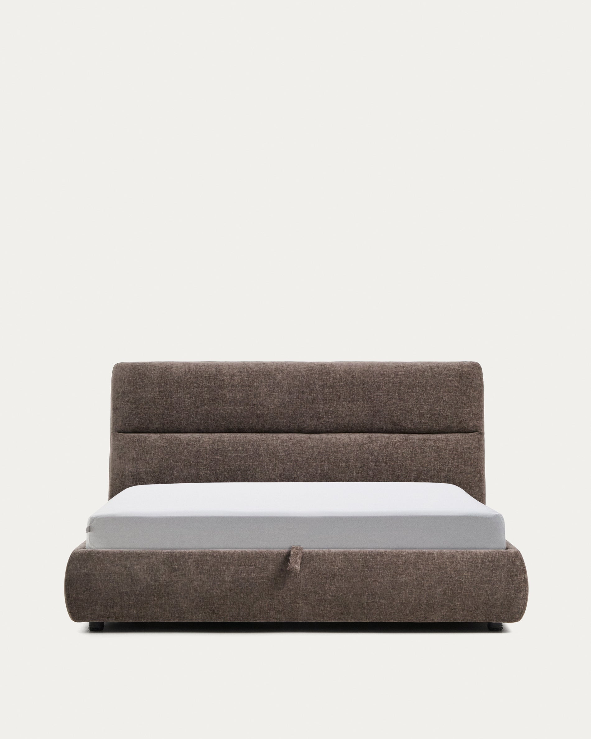 Abziehbares Bett Dafra aus dunkelbrauner Chenille mit Klappbettkasten für eine Matratze von 180 x 200 cm in Braun präsentiert im Onlineshop von KAQTU Design AG. Bett ist von Kave Home