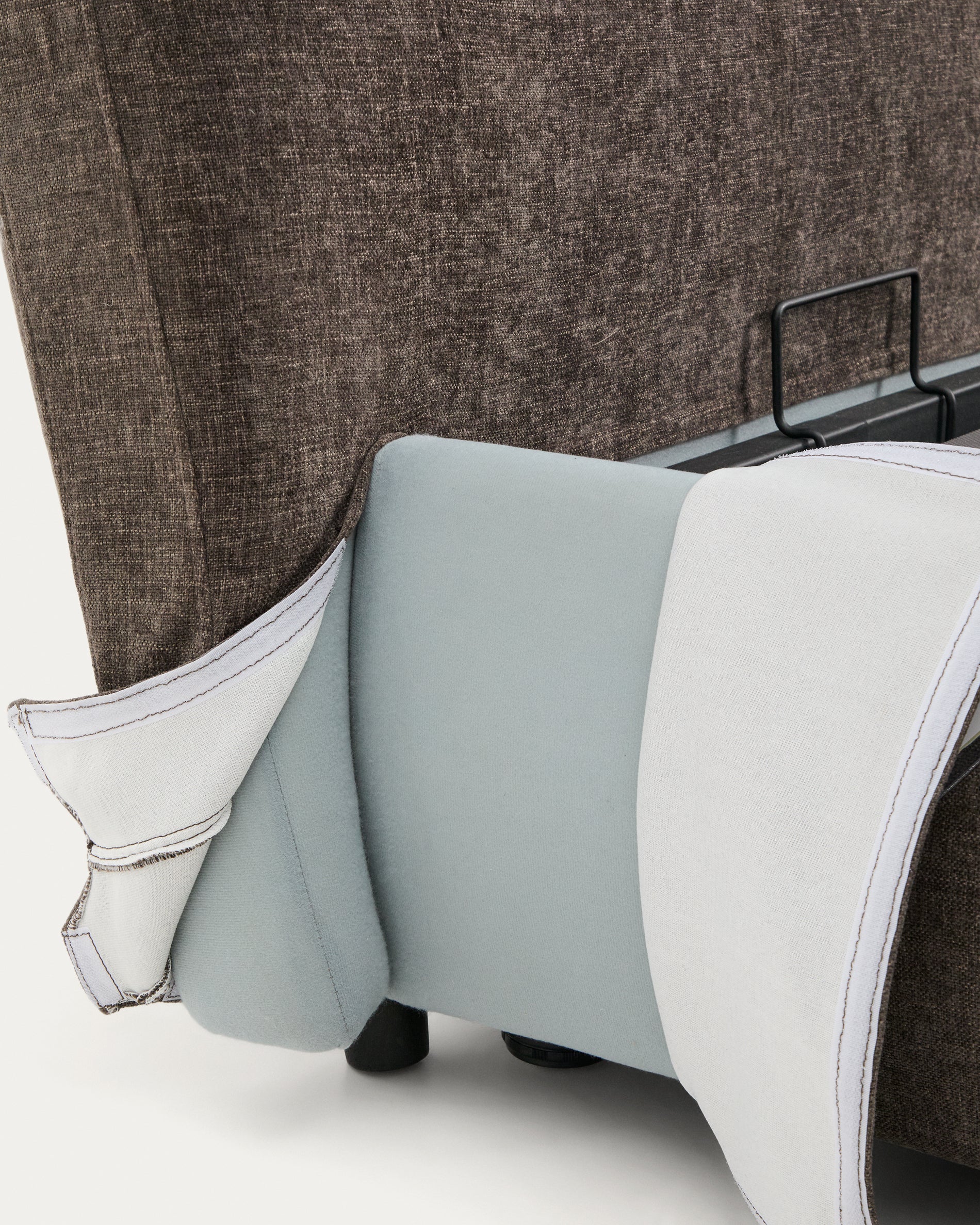 Abziehbares Bett Dafra aus dunkelbrauner Chenille mit Klappbettkasten für eine Matratze von 180 x 200 cm in Braun präsentiert im Onlineshop von KAQTU Design AG. Bett ist von Kave Home