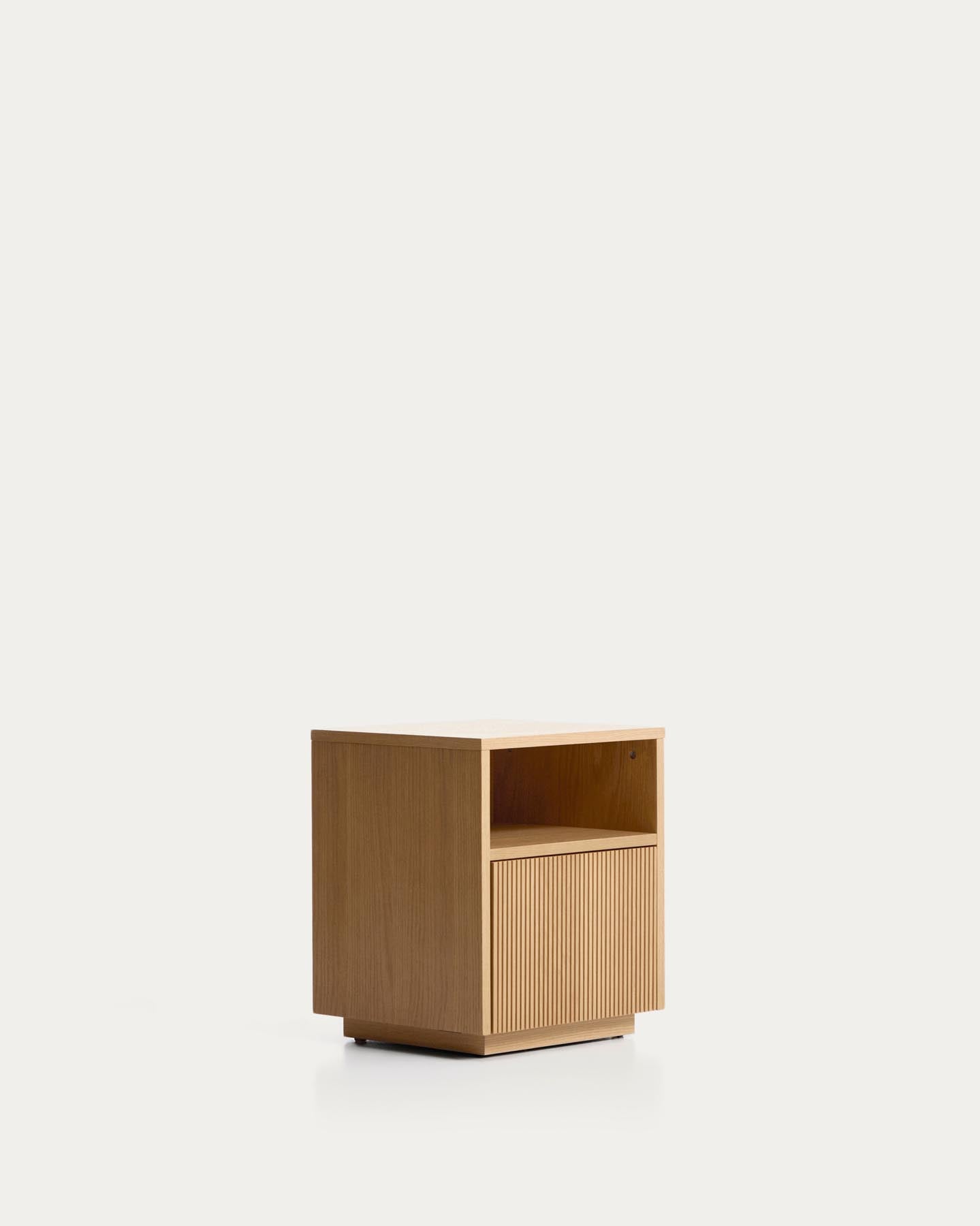 Nachttisch Helvine aus Eichenfurnier mit einer Schublade, 45 x 52 cm, FSC 100 % in Natur präsentiert im Onlineshop von KAQTU Design AG. Nachttisch ist von Kave Home