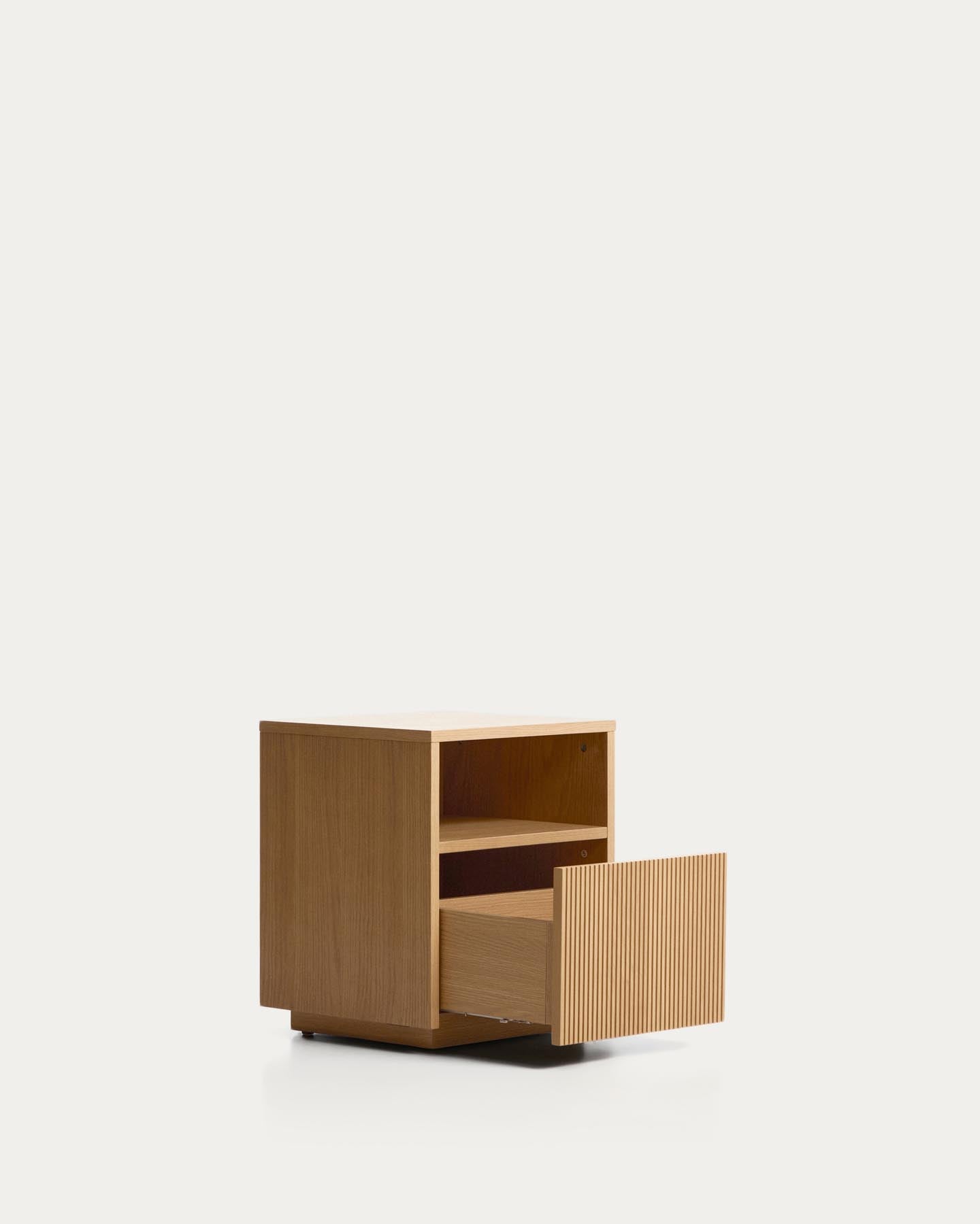 Nachttisch Helvine aus Eichenfurnier mit einer Schublade, 45 x 52 cm, FSC 100 % in Natur präsentiert im Onlineshop von KAQTU Design AG. Nachttisch ist von Kave Home