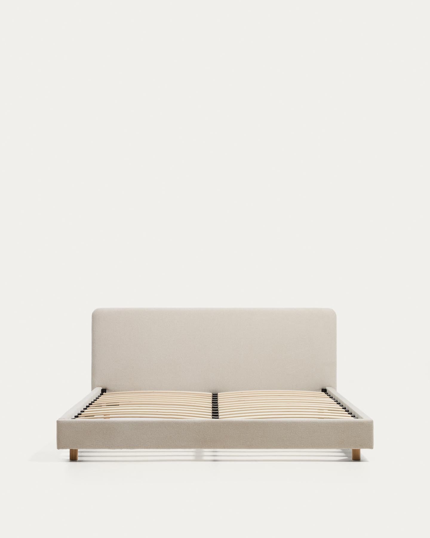 Bett Selven in beiger Chenille für Matratzen 160 x 200 cm in Beige präsentiert im Onlineshop von KAQTU Design AG. Bett ist von Kave Home