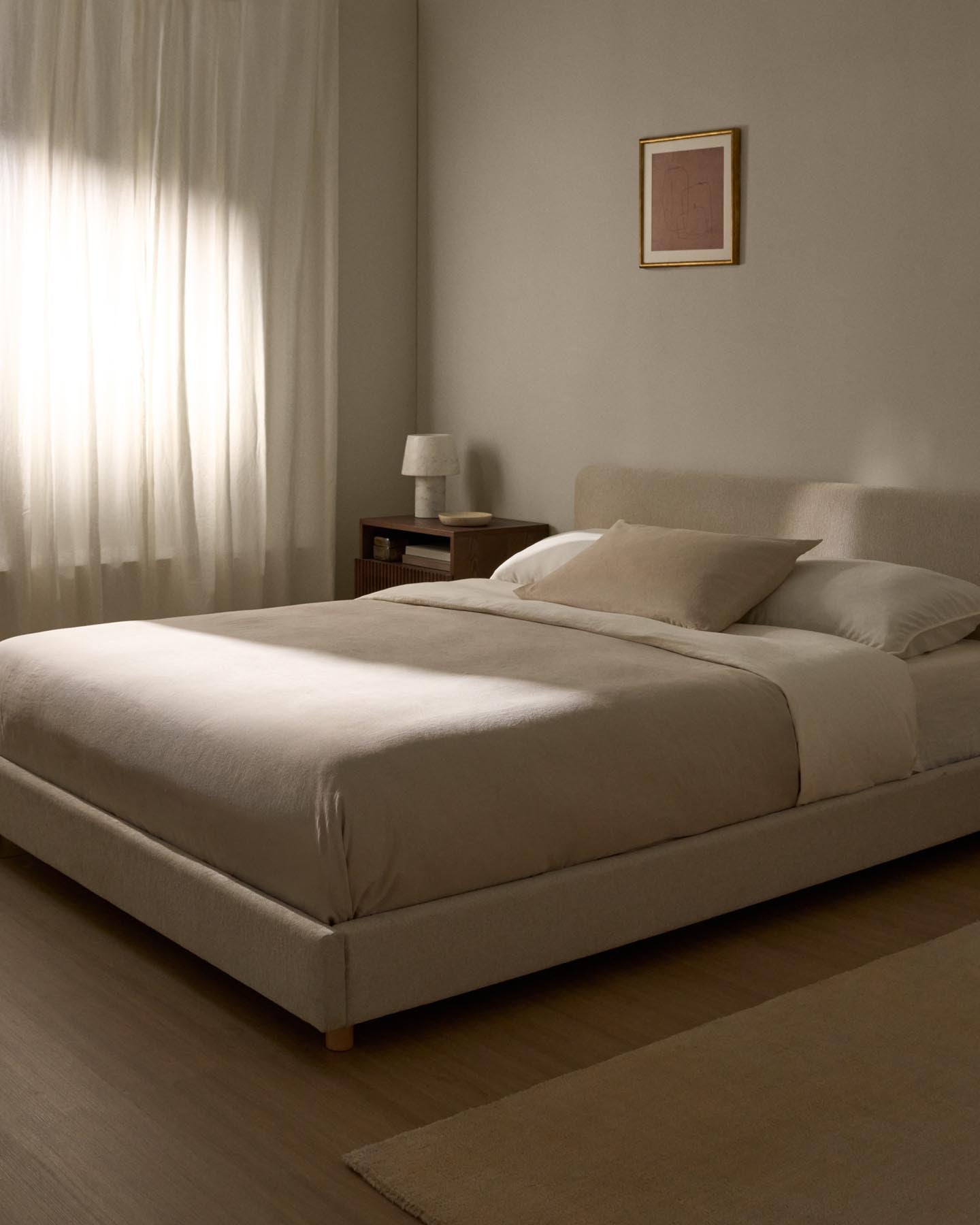 Bett Selven in beiger Chenille für Matratzen 160 x 200 cm in Beige präsentiert im Onlineshop von KAQTU Design AG. Bett ist von Kave Home