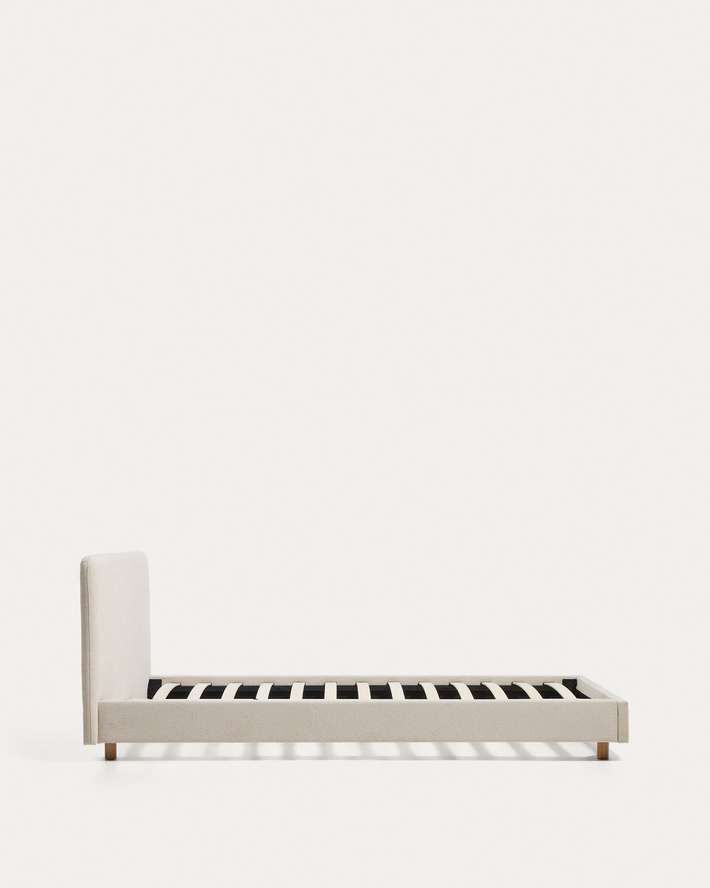 Bett Selven in beiger Chenille für Matratzen 90 x 200 cm in Beige präsentiert im Onlineshop von KAQTU Design AG. Bett ist von Kave Home