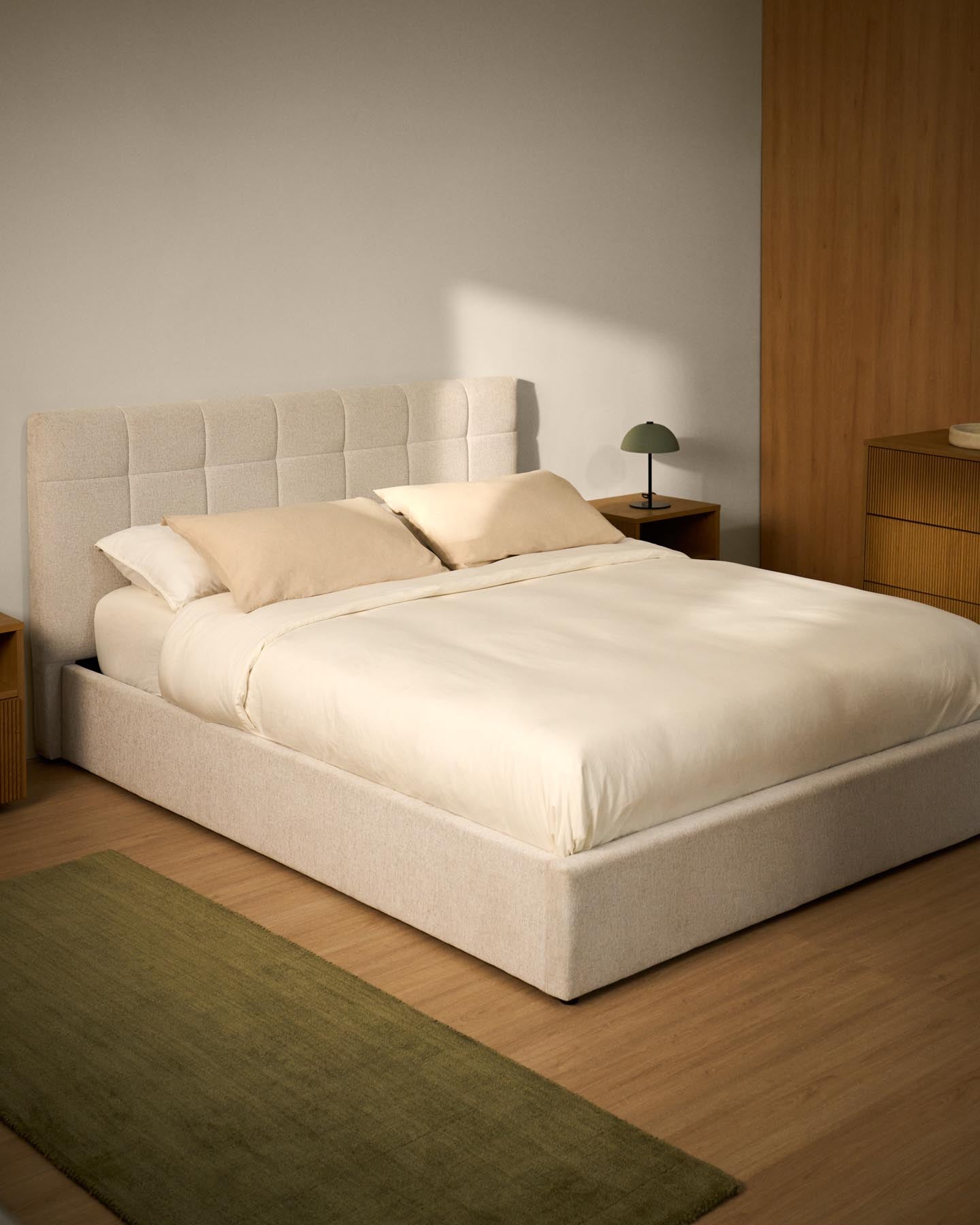 Bett mit klappbarem Bettkasten Darnela in écrufarbener Chenille für Matratzen 160 x 200 cm in Beige präsentiert im Onlineshop von KAQTU Design AG. Bett ist von Kave Home
