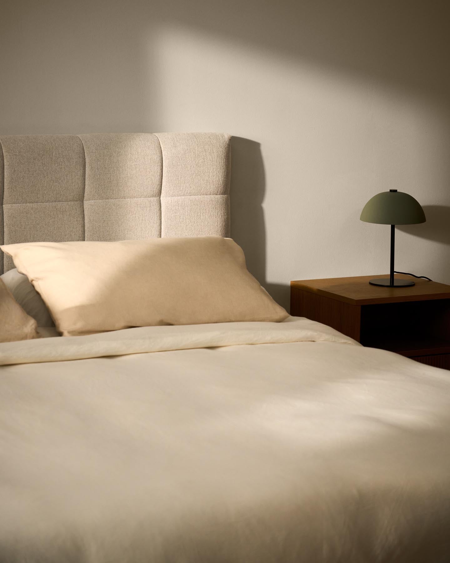 Bett mit klappbarem Bettkasten Darnela in écrufarbener Chenille für Matratzen 160 x 200 cm in Beige präsentiert im Onlineshop von KAQTU Design AG. Bett ist von Kave Home