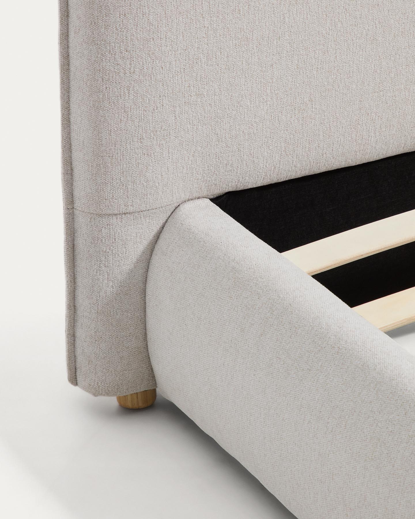 Bett Elerio mit ecrufarbener Chenille für Matratzengrösse 90 x 200 cm in Ecru präsentiert im Onlineshop von KAQTU Design AG. Bett ist von Kave Home