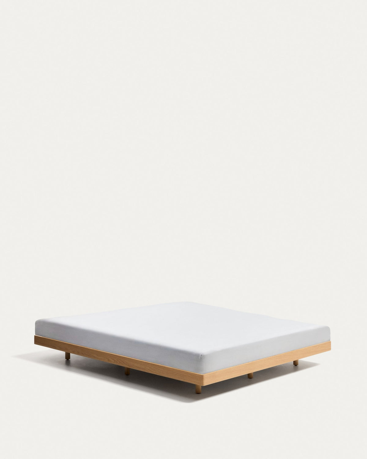 Bettunterbau Norlen aus Eichenfurnier mit naturfarbenem Finish, abgerundete Ecken, neun Holzbeine, sichtbarer Lattenrost, Kave Home
