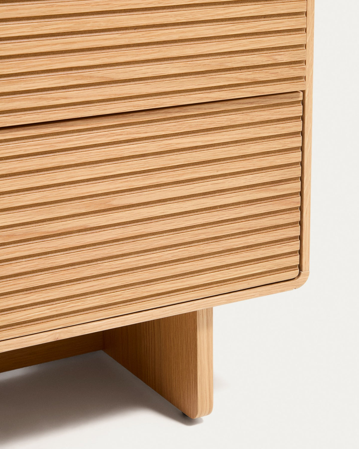 Braune Kommode Norlen mit 3 Schubladen aus Eichenfurnier und MDF, abgerundete Ecken, Griffe aus gebürstetem Edelstahl, Stellfüssen.