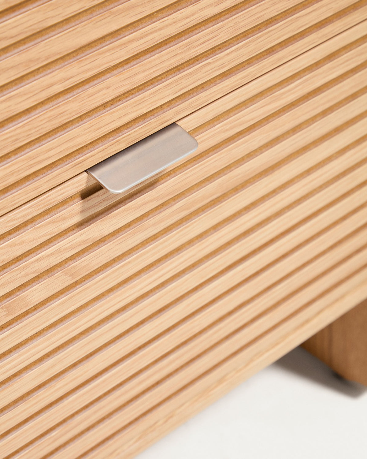 Nachttisch Norlen von Kave Home in Eichenfurnier mit naturfarbenem Finish, zwei Schubladen und satinierten Metallgriffen.