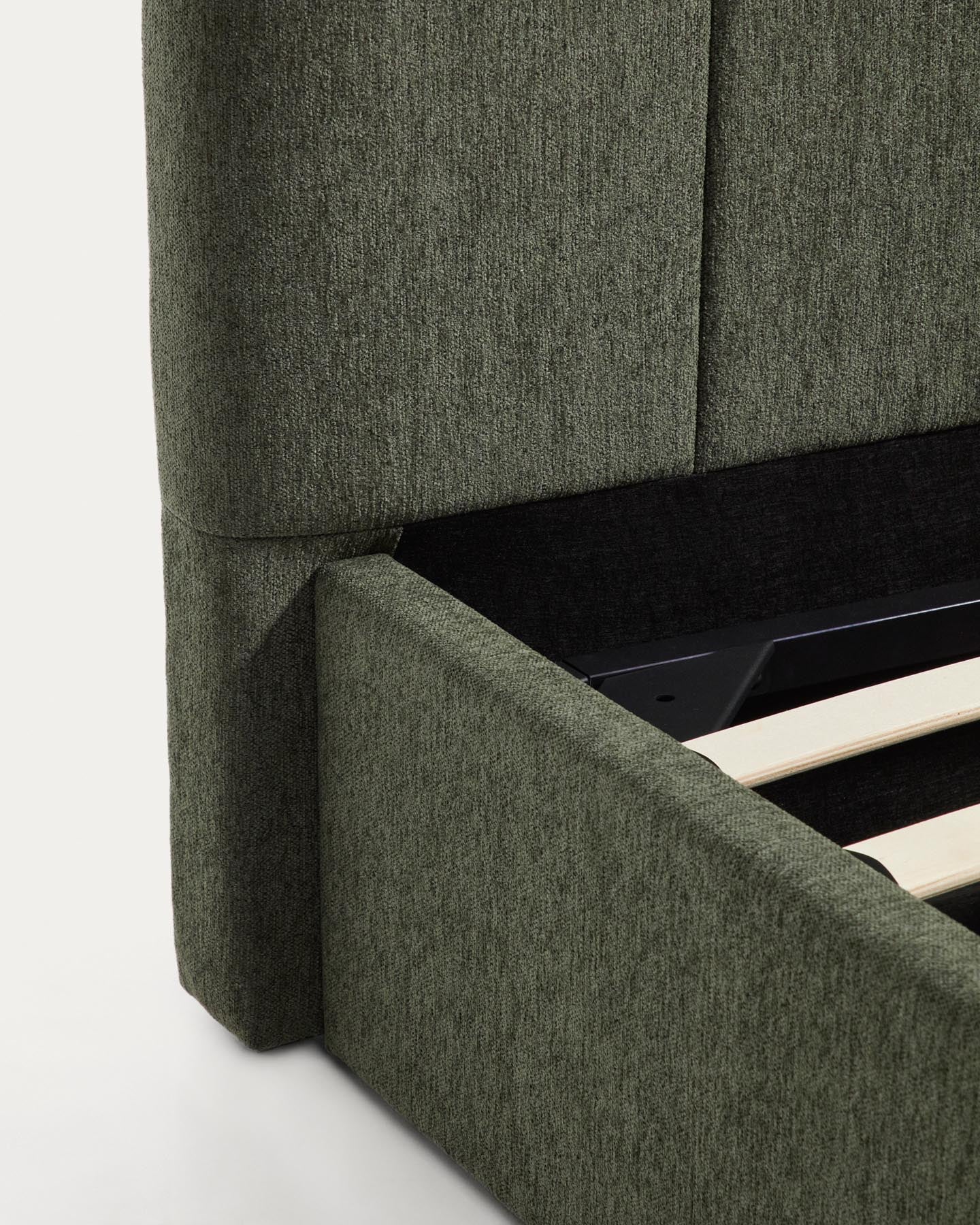 Bett mit klappbarem Bettkasten Darnela in moosgrüner Chenille für Matratzen 180 x 200 cm in Grün präsentiert im Onlineshop von KAQTU Design AG. Bett ist von Kave Home