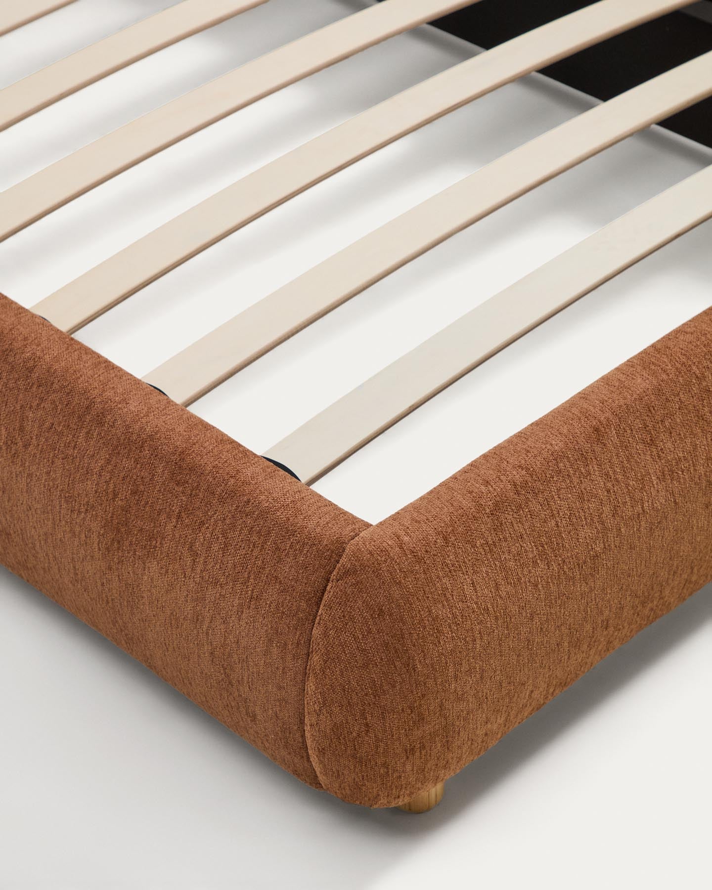 Bett Elerio mit dezent kupferfarbener Chenille für Matratzengrösse 90 x 200 cm in Terrakotta präsentiert im Onlineshop von KAQTU Design AG. Bett ist von Kave Home