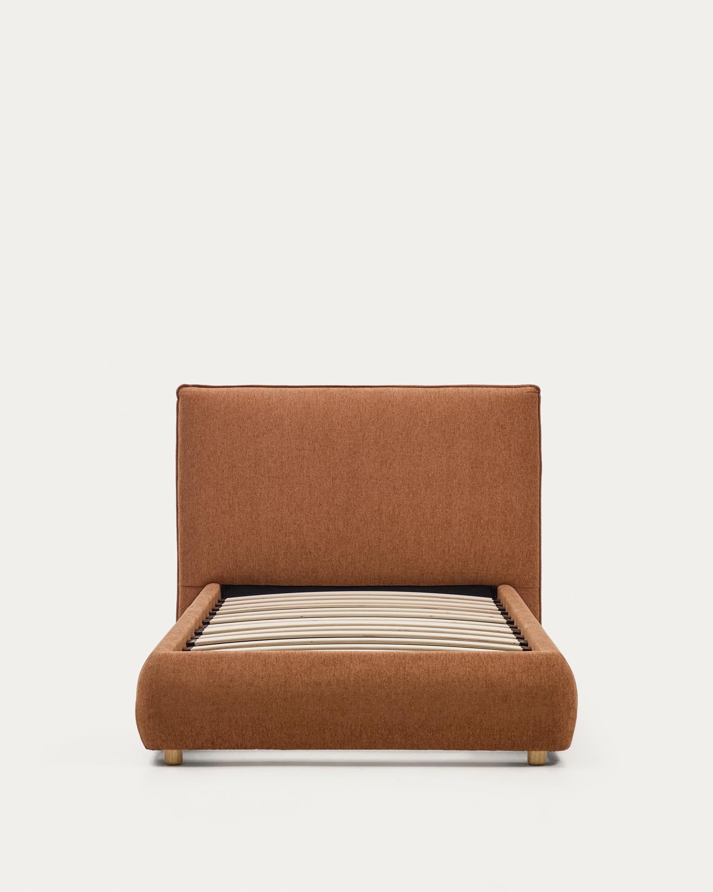 Bett Elerio mit dezent kupferfarbener Chenille für Matratzengrösse 90 x 200 cm in Terrakotta präsentiert im Onlineshop von KAQTU Design AG. Bett ist von Kave Home
