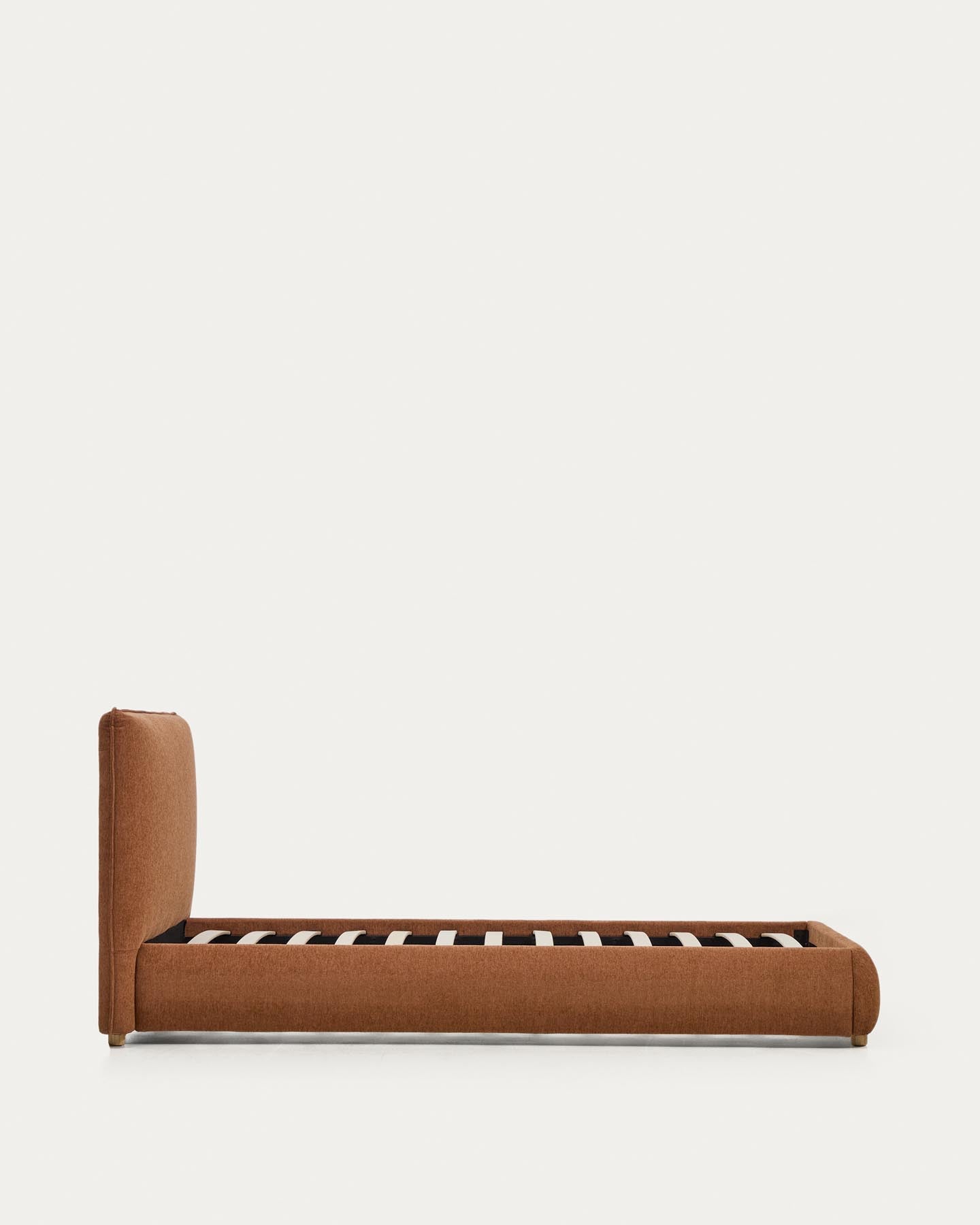 Bett Elerio mit dezent kupferfarbener Chenille für Matratzengrösse 90 x 200 cm in Terrakotta präsentiert im Onlineshop von KAQTU Design AG. Bett ist von Kave Home