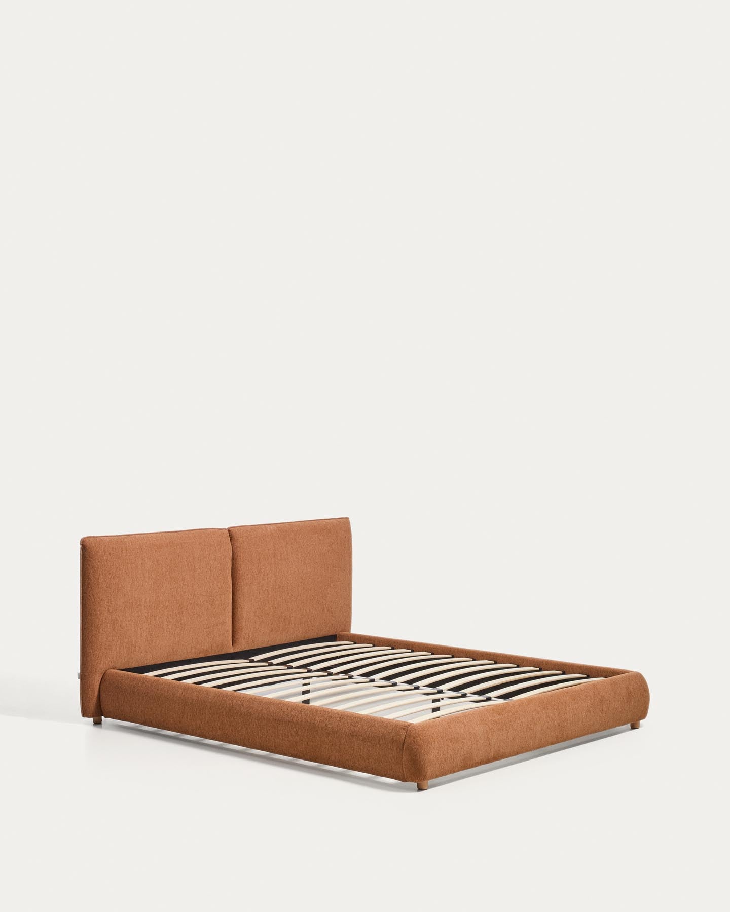 Bett Elerio mit kupferfarbener Chenille für Matratzengrösse 150 x 200 cm in Terrakotta präsentiert im Onlineshop von KAQTU Design AG. Bett ist von Kave Home