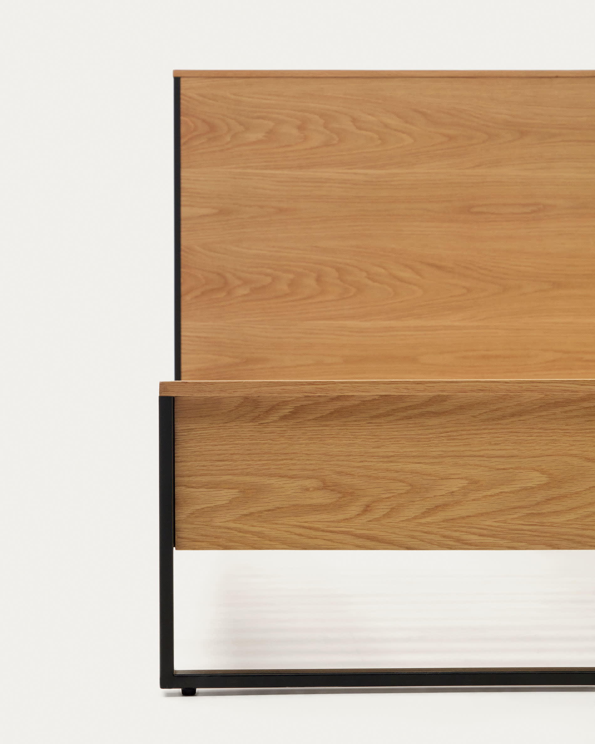 Modernes Taiana Bett von Kave Home, 160x200 cm, aus Eichenfurnier und robusten Stahlbeinen mit schwarzem Finish – stilvoll und langlebig.