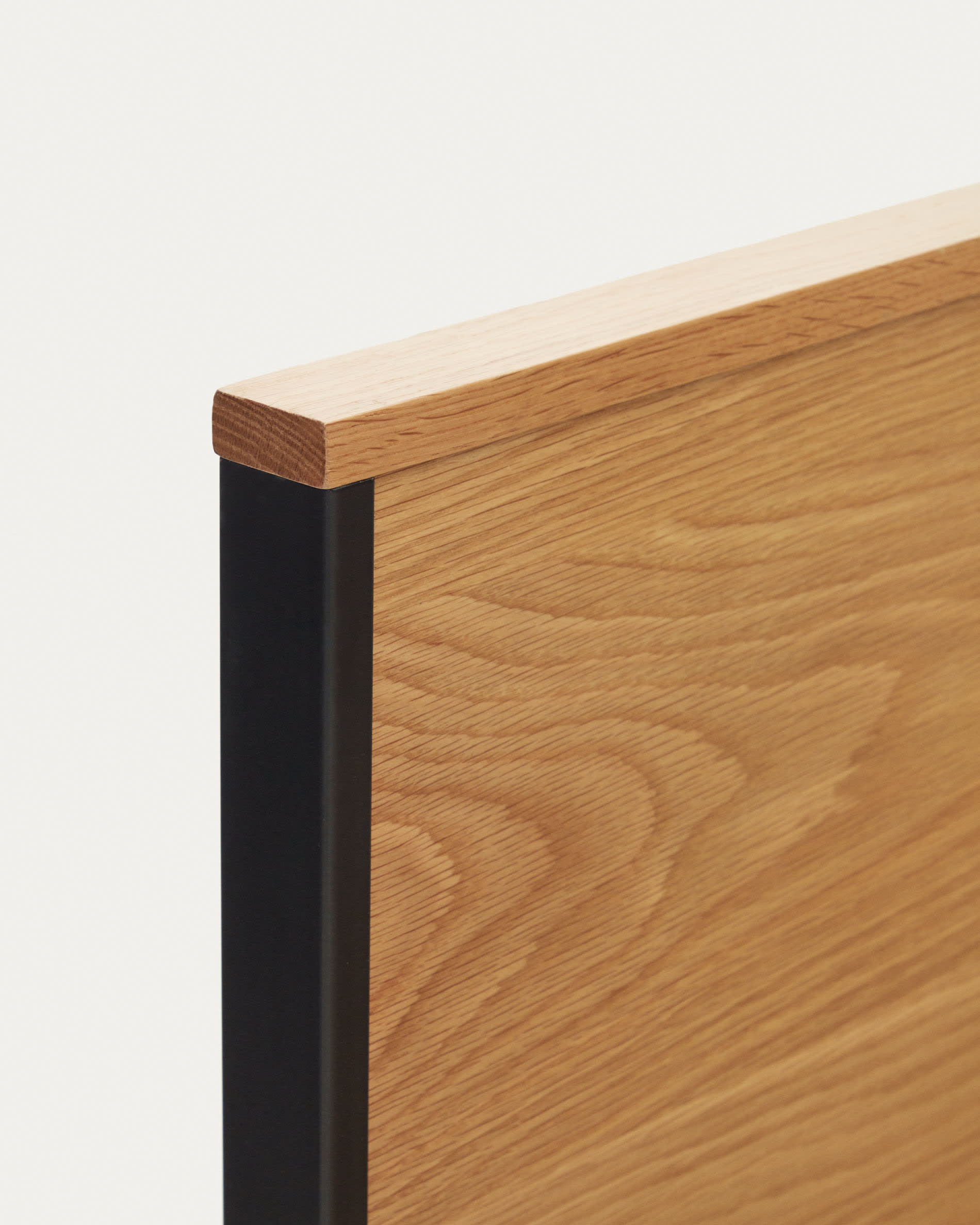 Entdecken Sie das Taiana Bett von Kave Home: 160x200 cm, Eichenfurnier und elegante Stahlbeine in Schwarz – für modernes Schlafen und stilvolle Akzente.