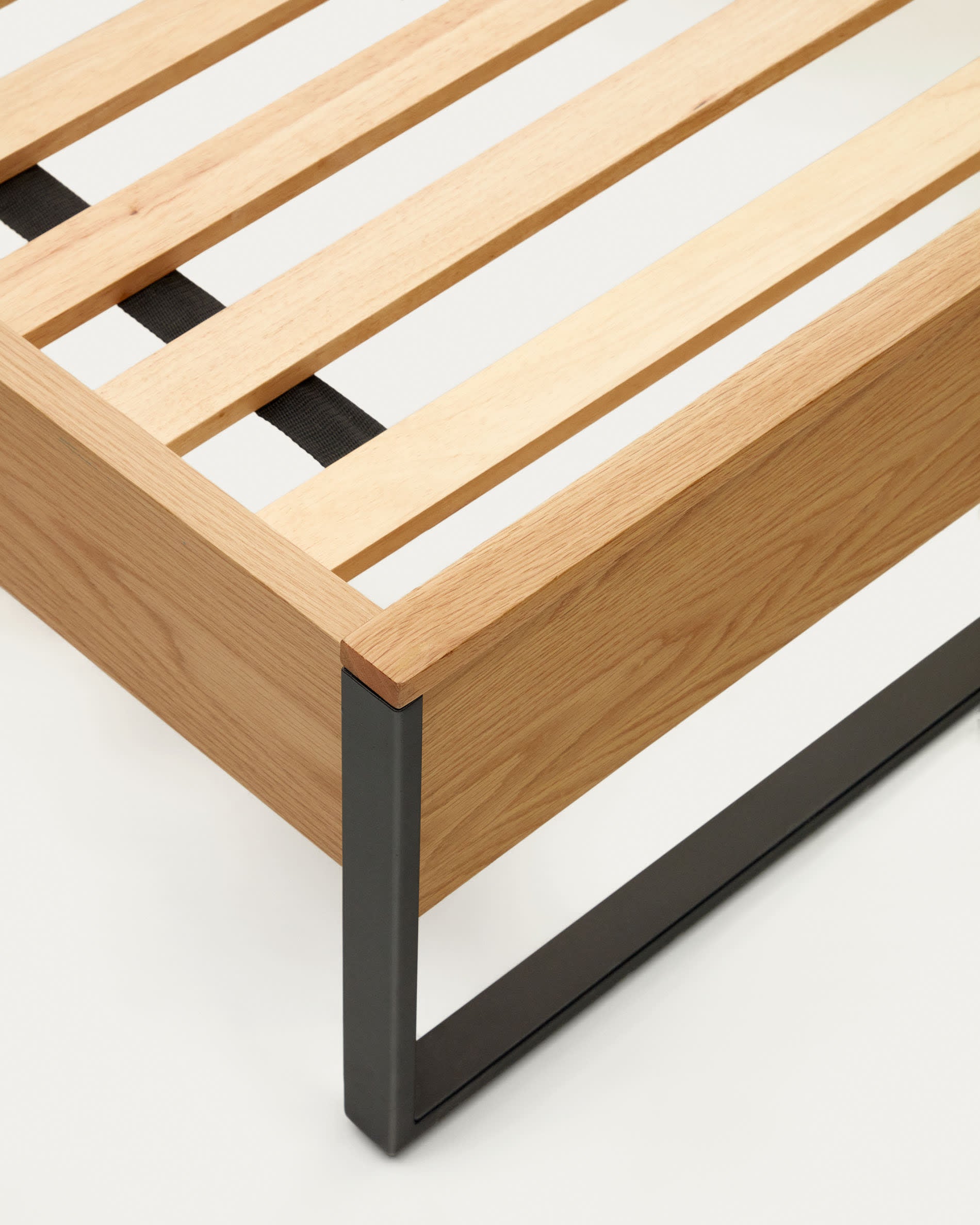 Erleben Sie das Taiana Bett von Kave Home: 160x200 cm, aus Eichenfurnier mit stabilen Stahlbeinen in elegantem Schwarz – ideal für Ihr modernes Schlafzimmer.