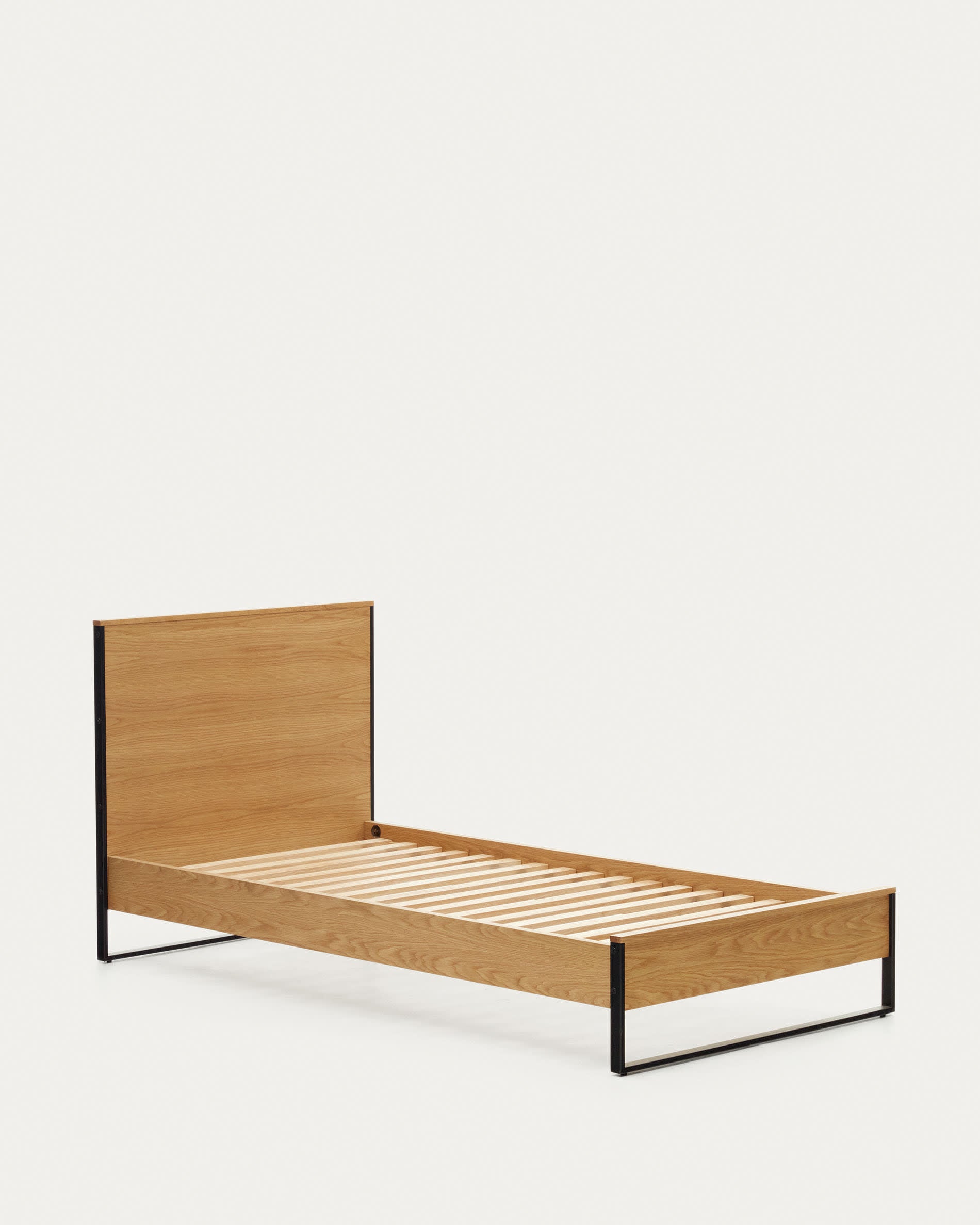 Modernes Bett aus Eichenfurnier mit robusten schwarzen Stahlbeinen, 90x190 cm, ideal für stilvolle Schlafzimmer.
