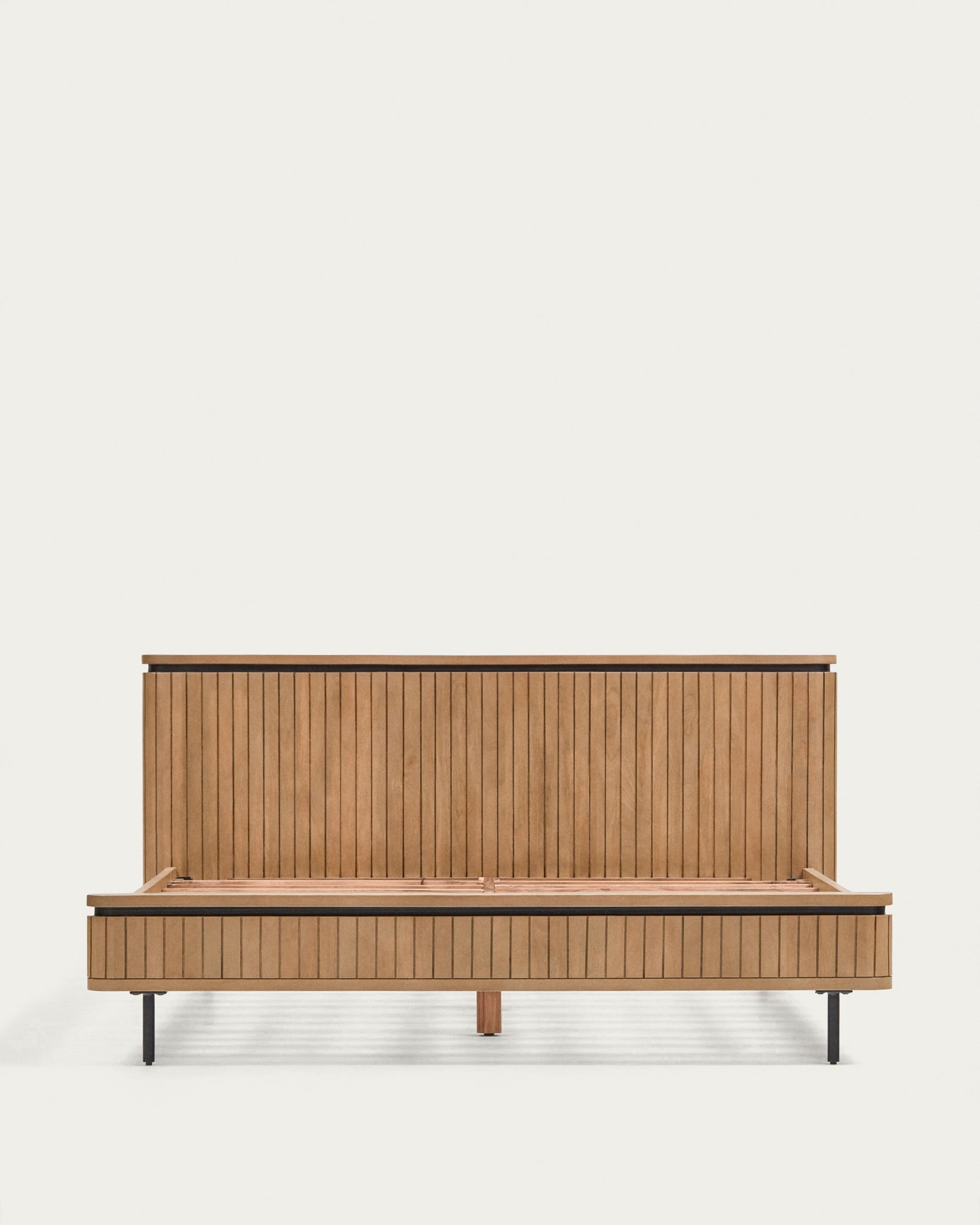 3D-Modell eines eleganten Licia Betts aus Mangoholz und Metall, 160x200 cm, modern und nachhaltig.