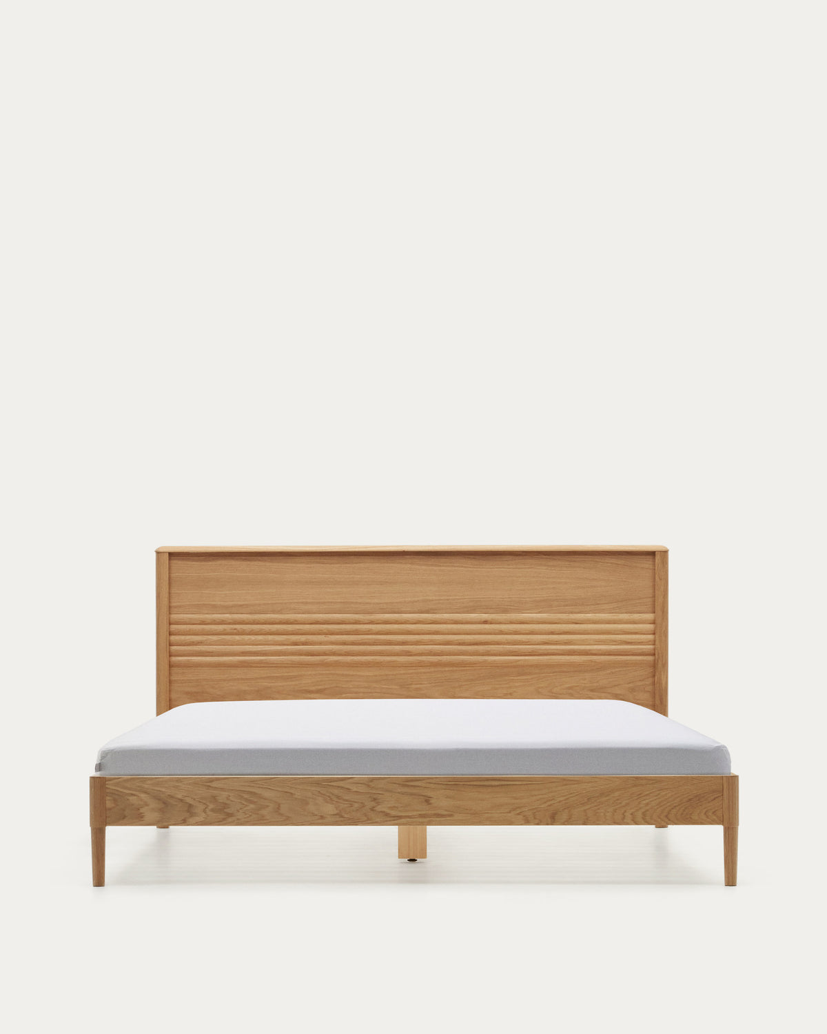 Lenon Bett aus Eichenholz und Eichenfurnier für Matratze von 160 x 200 cm FSC MIX Credit in Natur präsentiert im Onlineshop von KAQTU Design AG. Bett ist von Kave Home