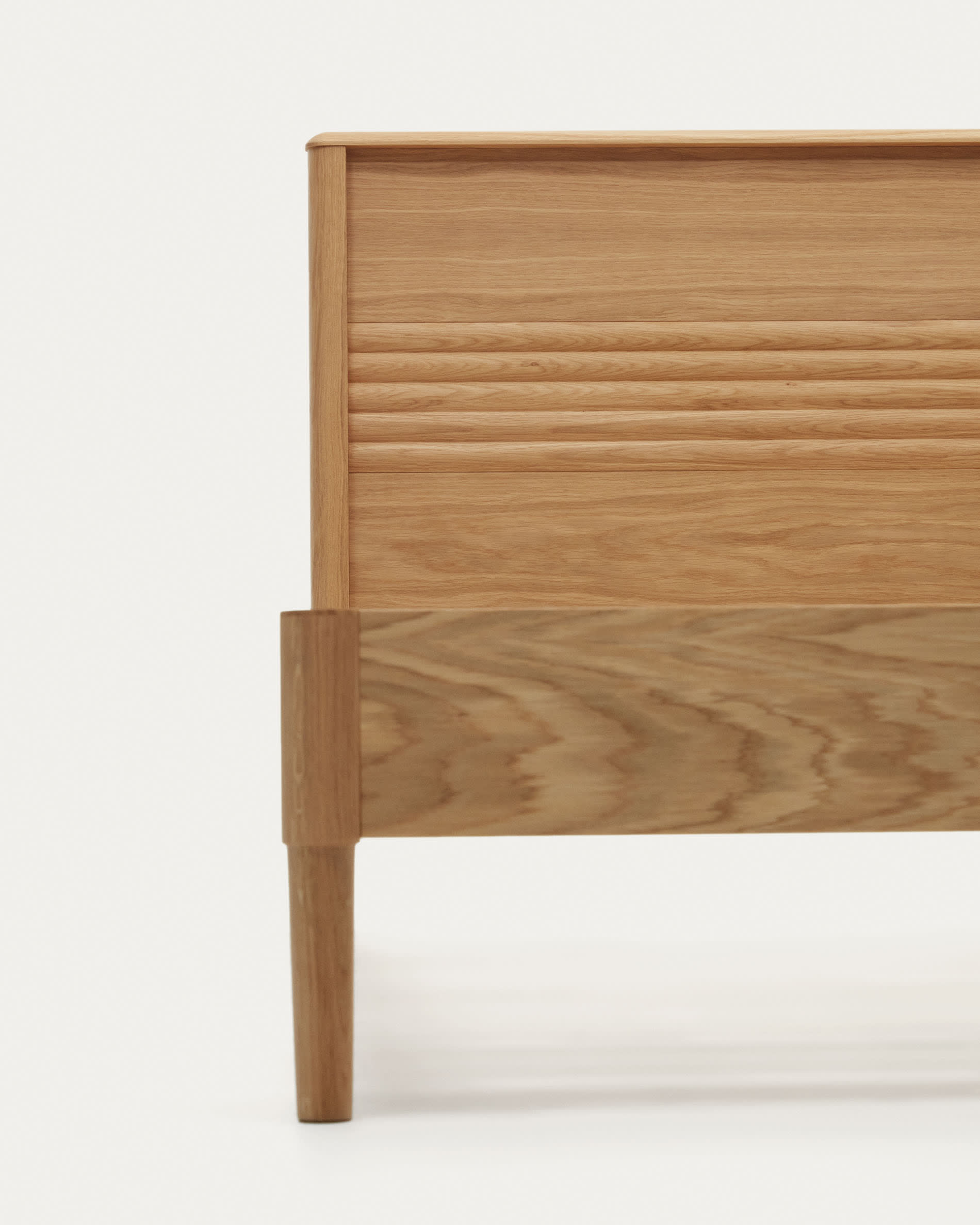 Elegantes Lenon Bett aus hochwertigem Eichenholz und Furnier, ideal für 180 x 200 cm Matratzen. Nachhaltig und stilvoll von Kave Home.