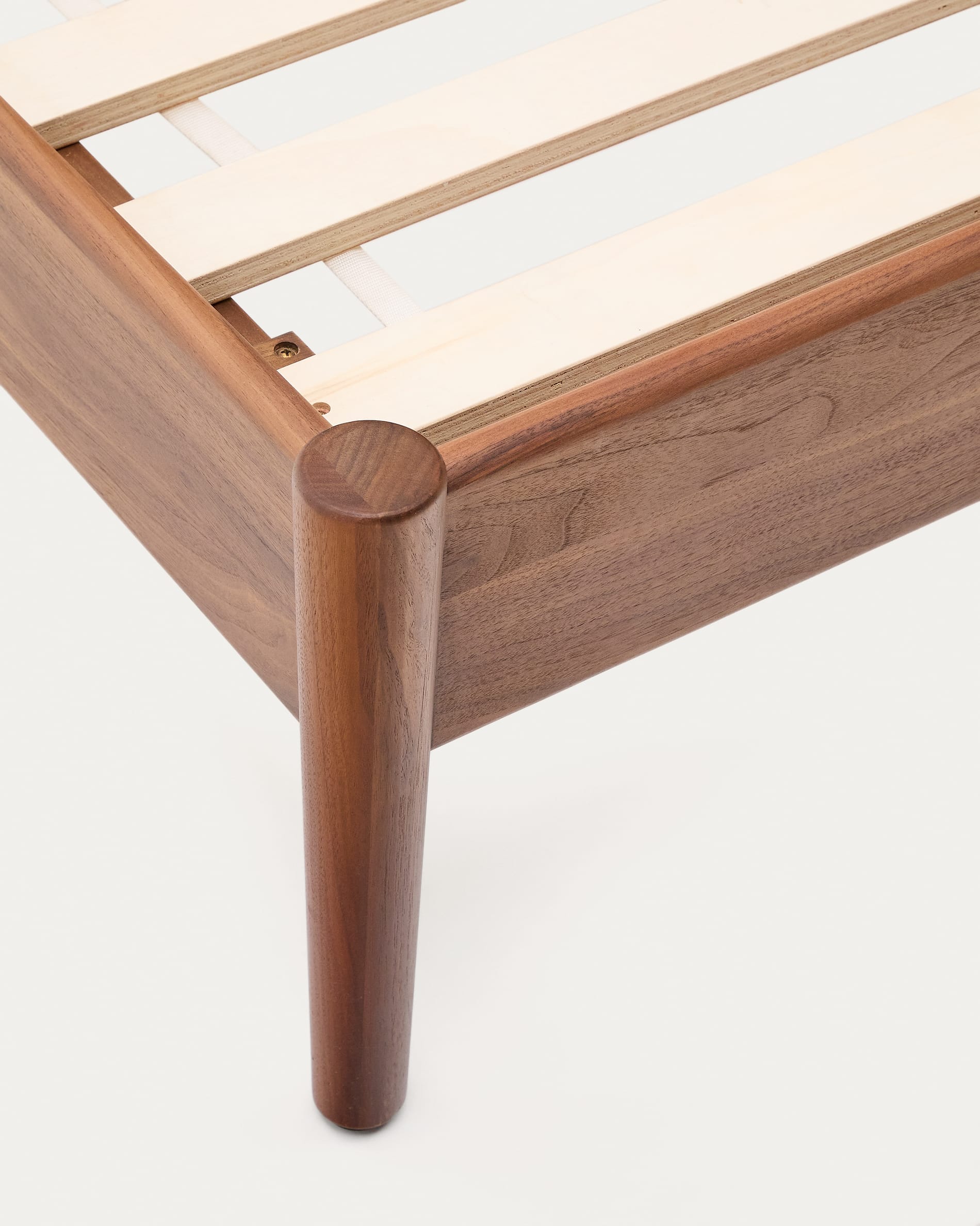 Stilvolles Bett Elan von Kave Home: Hochwertiges Walnussholz, handgeflochtene Seildetails, 160x200 cm, nachhaltig und einladend.