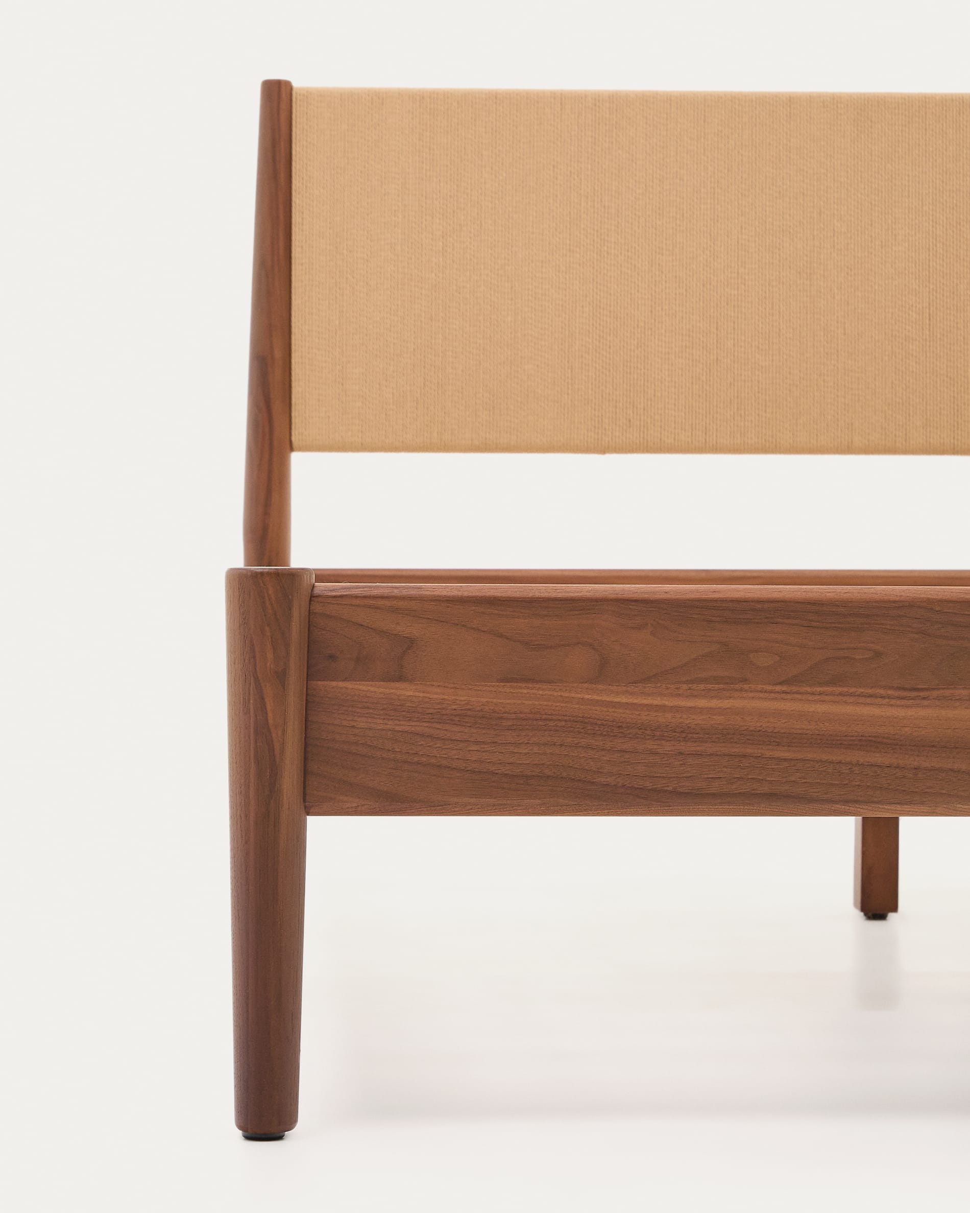 Entdecken Sie das Bett Elan von Kave Home: Elegantes Design aus Walnussholz, handgefertigte Seilelemente, großzügige Liegefläche 160x200 cm, nachhaltig und stilvoll.