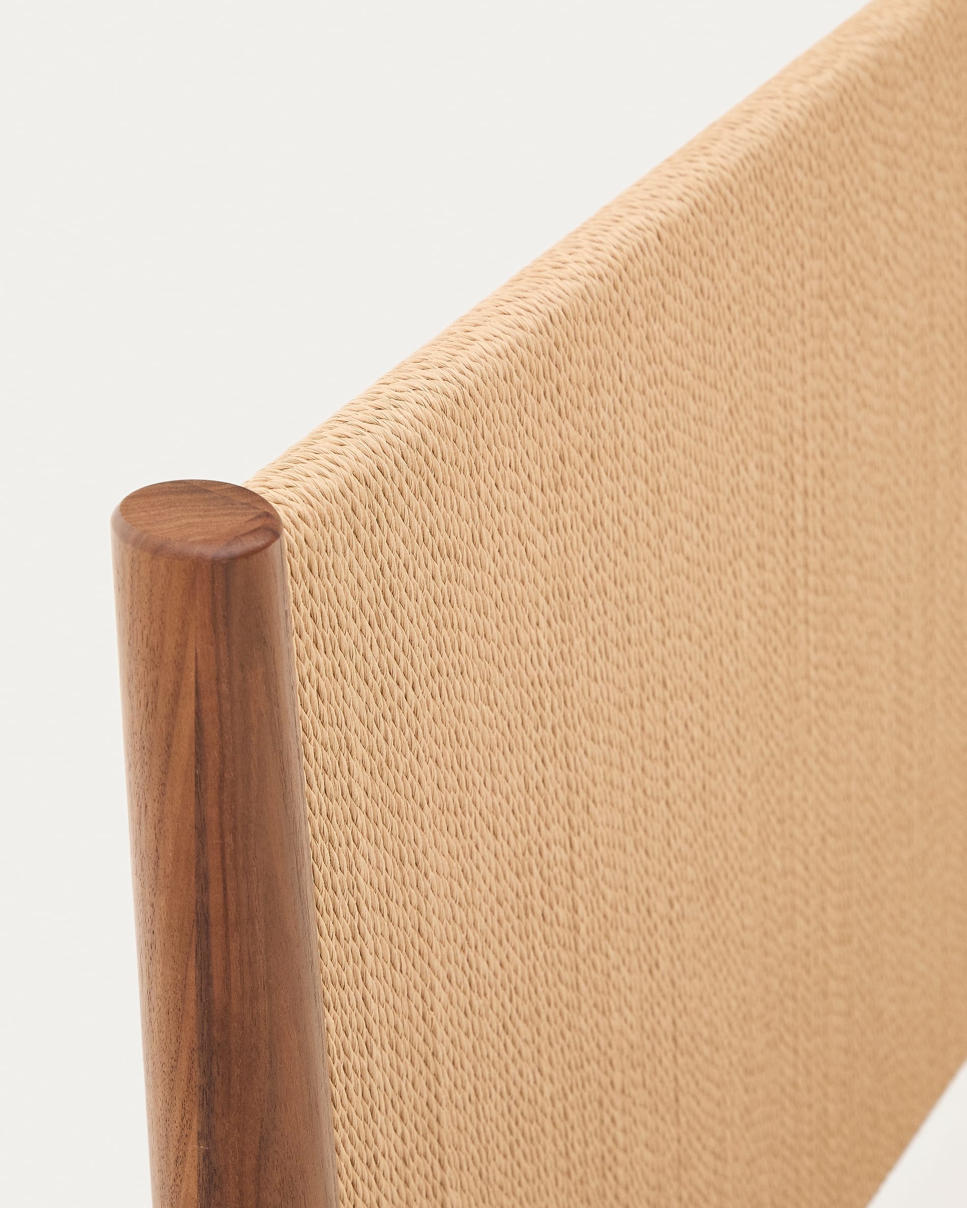 Erleben Sie das Bett Elan von Kave Home: Hochwertiges Walnussholz, rustikale Seildetails und eine komfortable Liegefläche von 160 x 200 cm – ideal für Ihr Schlafzimmer.