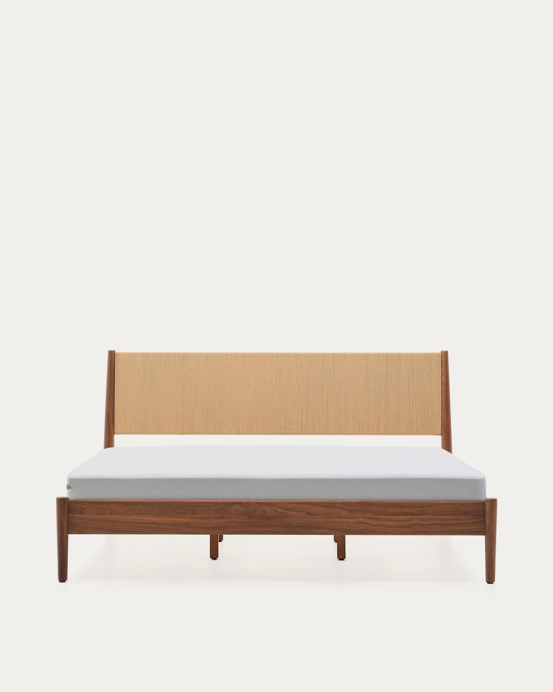 Das Bett Elan aus Walnussholz und Seil bietet mit 180x200 cm Komfort und Nachhaltigkeit. FSC-zertifiziert, stilvoll und langlebig.