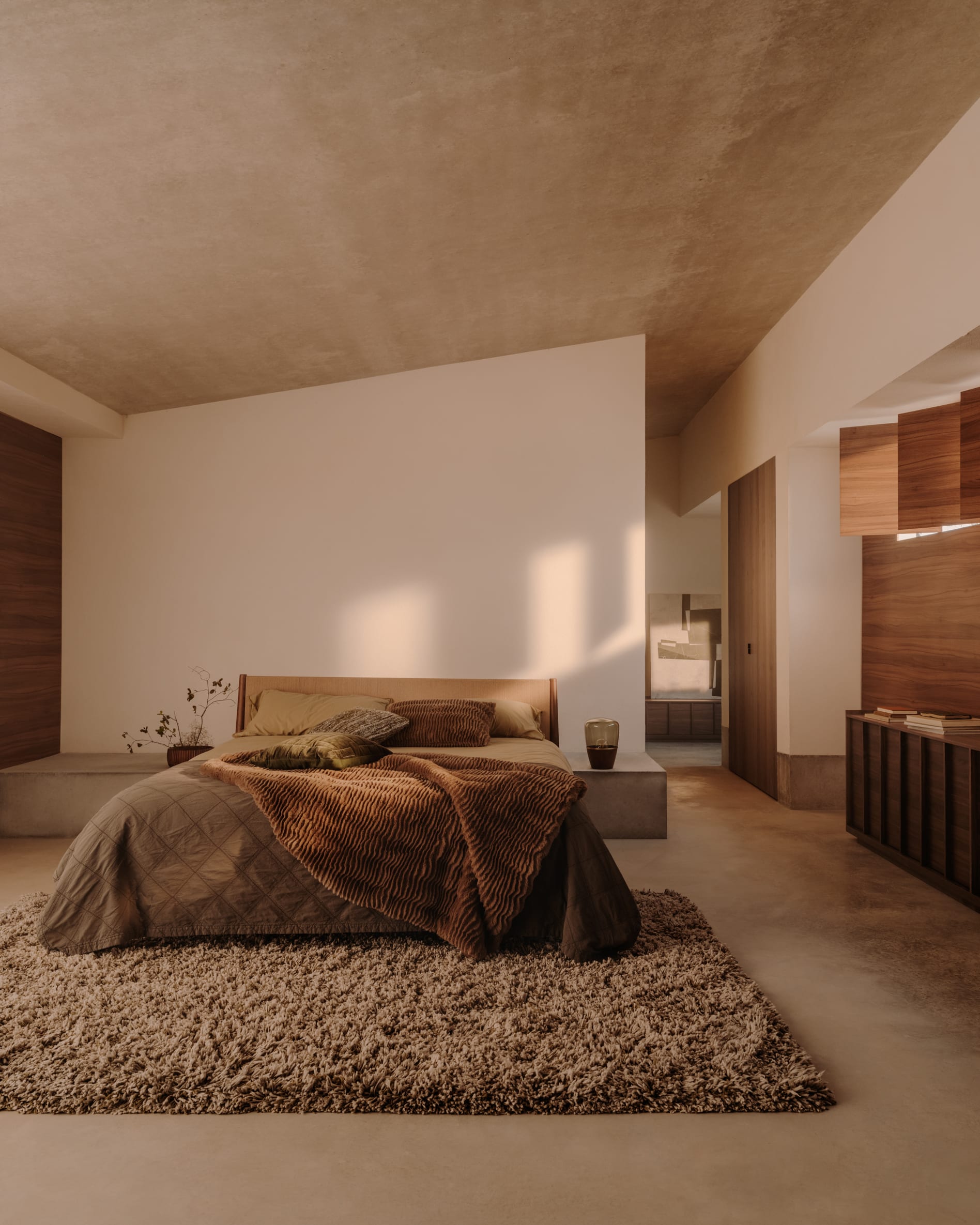 Stilvolles Bett Elan aus FSC-zertifiziertem Walnussholz und Furnier, 180x200 cm, mit Seilmatratze, von Kave Home.