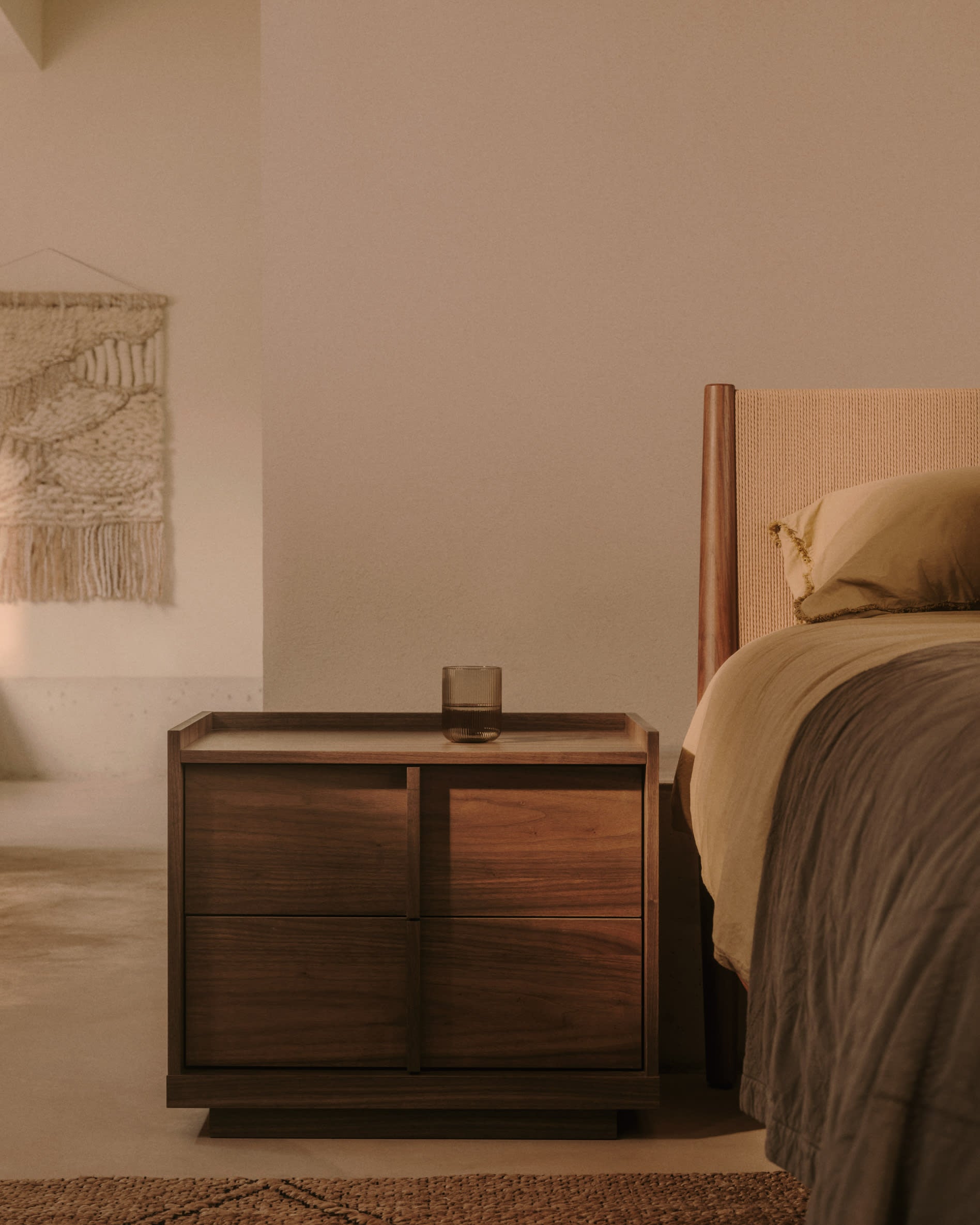 Elegantes Bett Elan aus FSC-zertifiziertem Walnussholz und Furnier, 180x200 cm, mit Seilmatratze, von Kave Home.