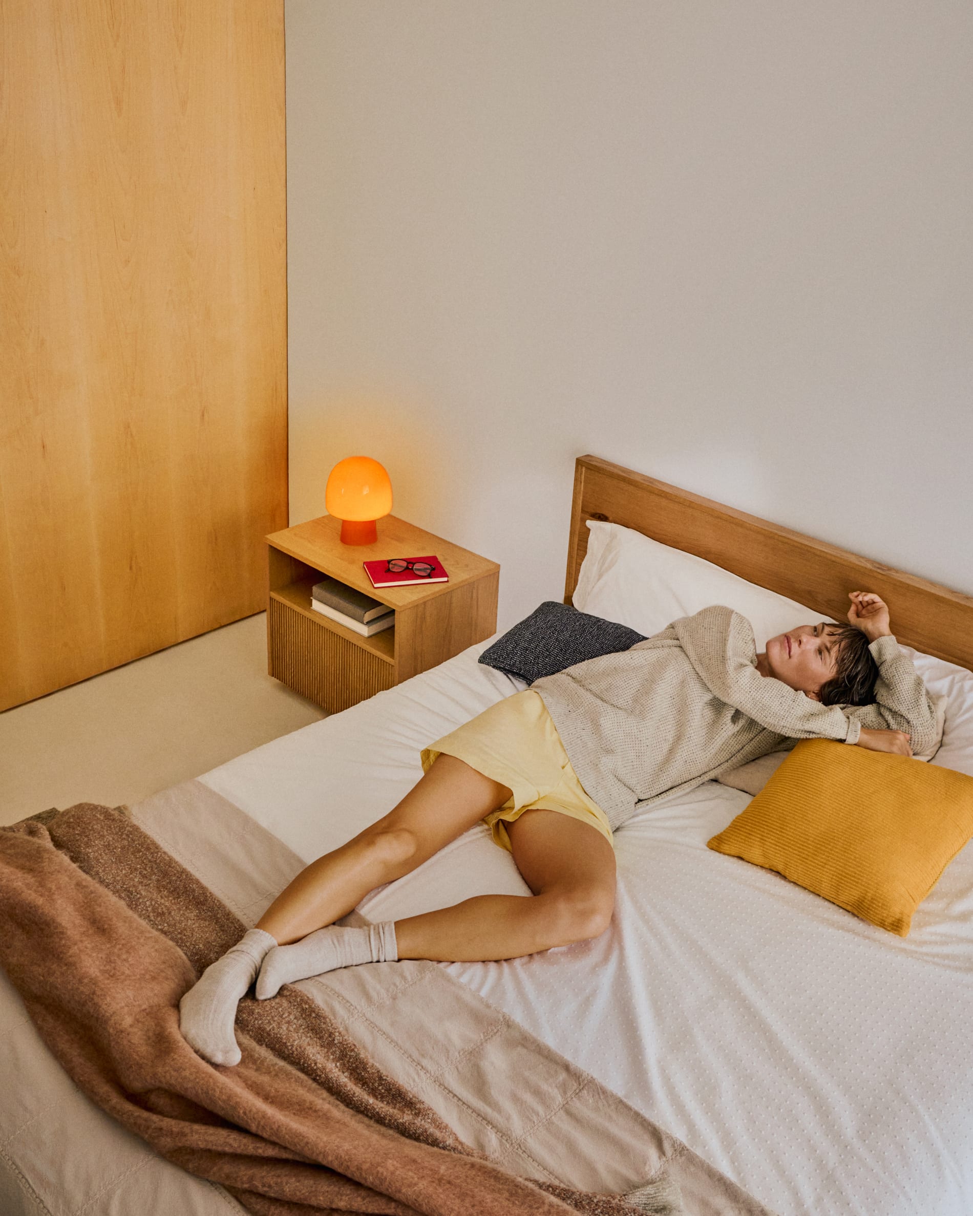 Elegantes Bett Alguema aus Eichenfurnier mit naturfarbenem Finish, passend für 160x200 cm Matratzen, von Kave Home.