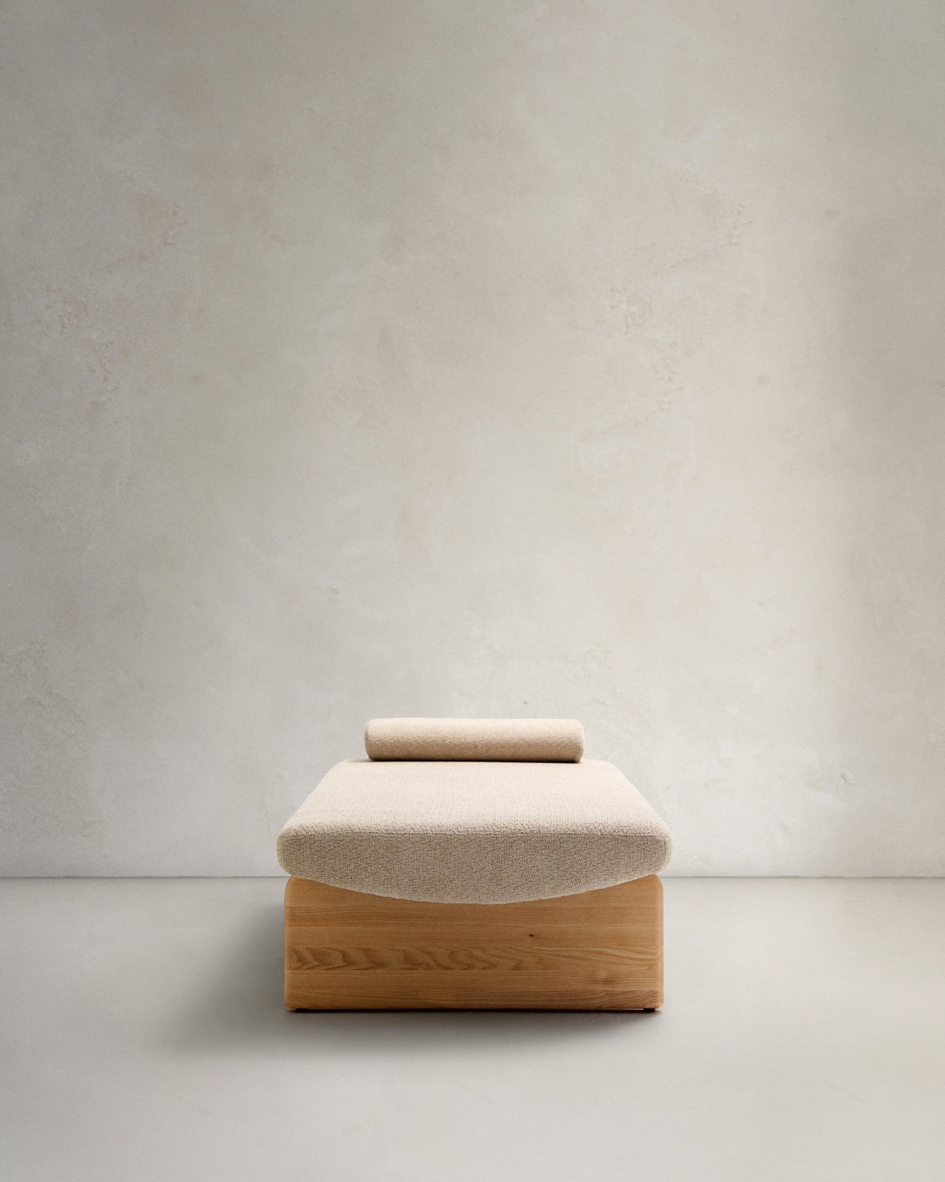 Daybed Topaz, 200 cm, aus beigem Chenille und FSC-zertifiziertem Eschenholz mit natürlichem Finish, von Kave Home.
