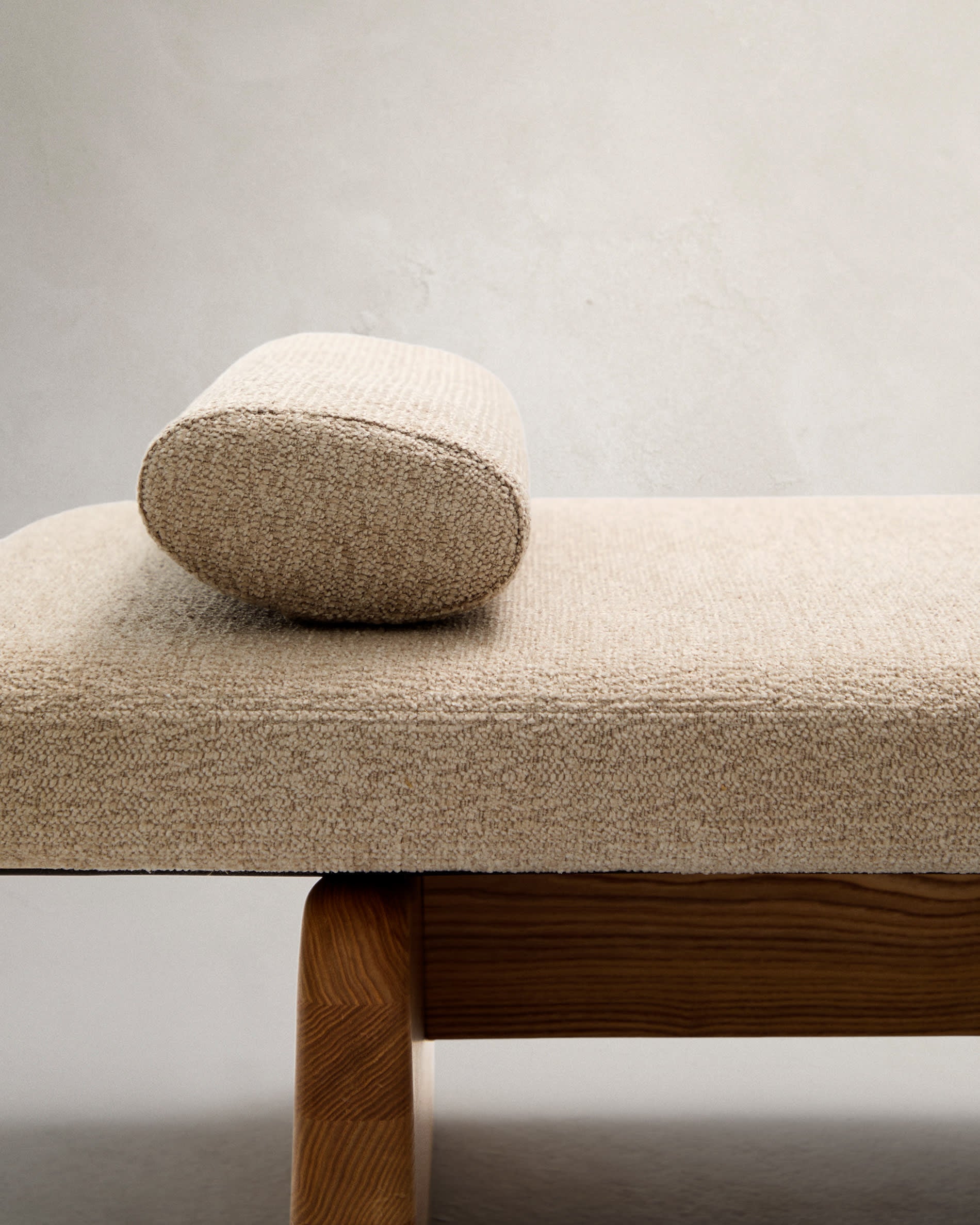 Entspannen Sie stilvoll auf dem Daybed Topaz: Beigefarbenes Chenille und robustes Eschenholz vereinen Komfort und Nachhaltigkeit in einem eleganten Design.