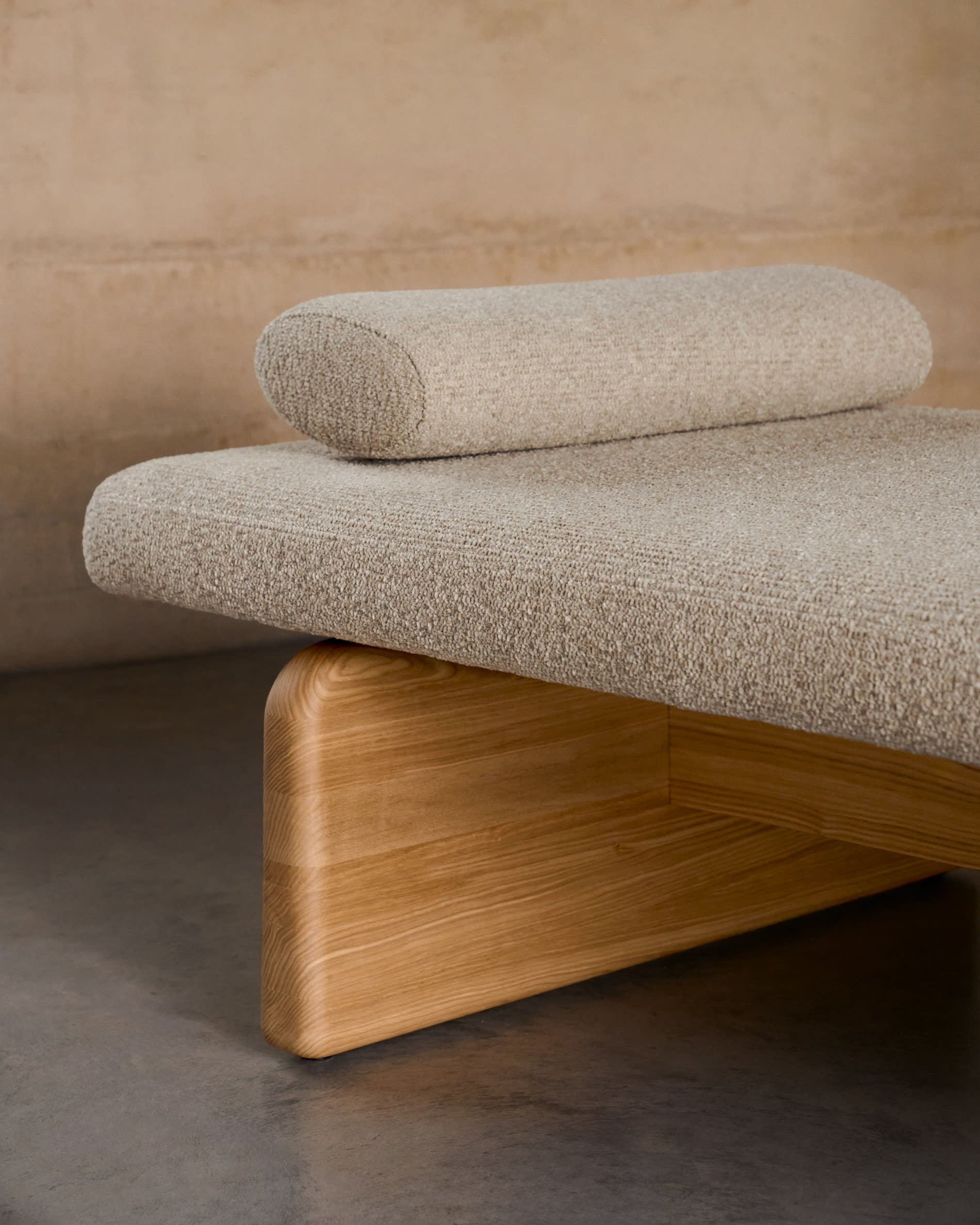 Elegantes Daybed Topaz aus beigem Chenille, 200 cm, mit massivem Eschenholzrahmen in natürlichem Finish, FSC-zertifiziert, von Kave Home.