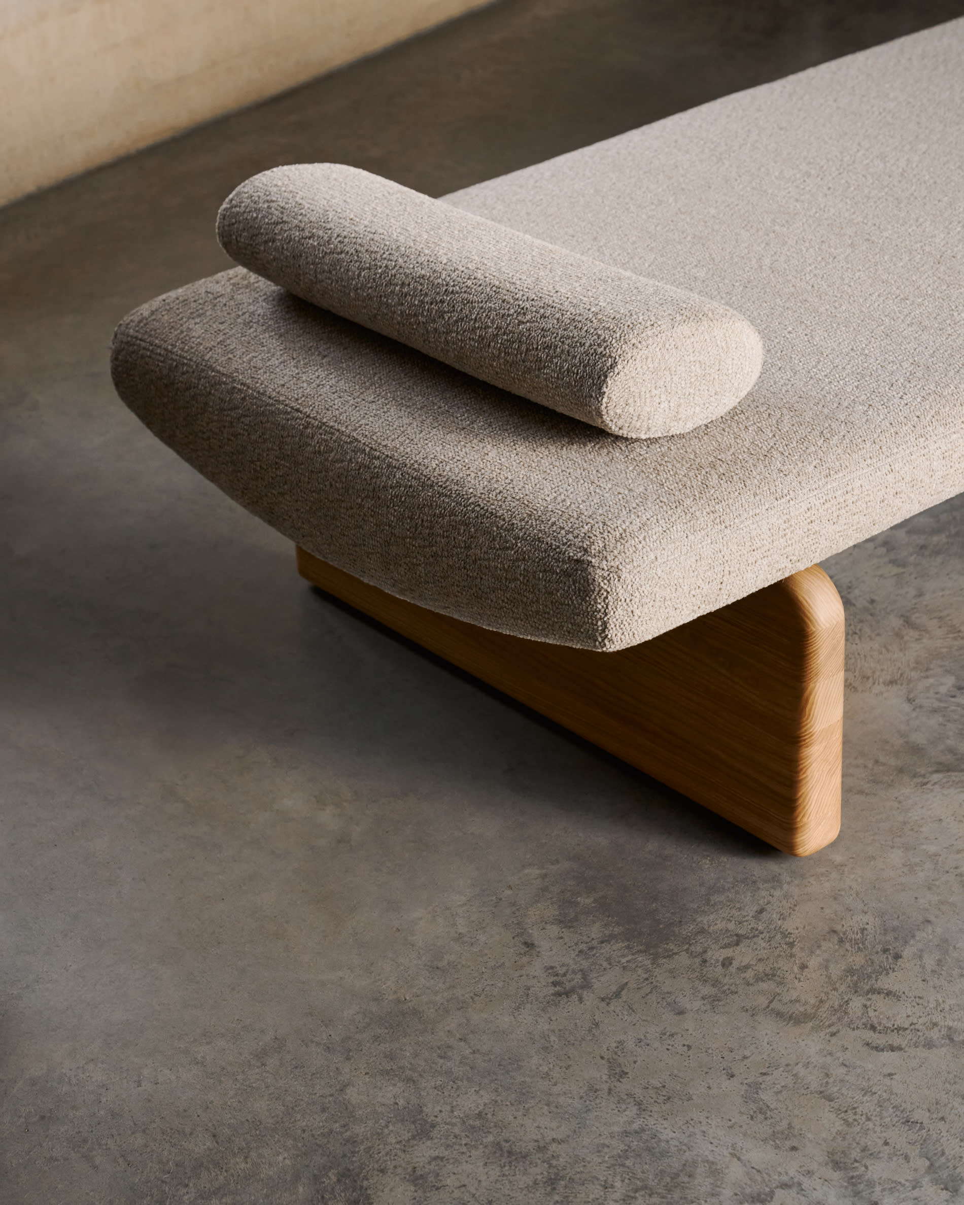 Daybed Topaz, 200 cm, aus beigem Chenille und Eschenholz mit natürlichem Finish, FSC 100%, von Kave Home, stilvoll und nachhaltig.