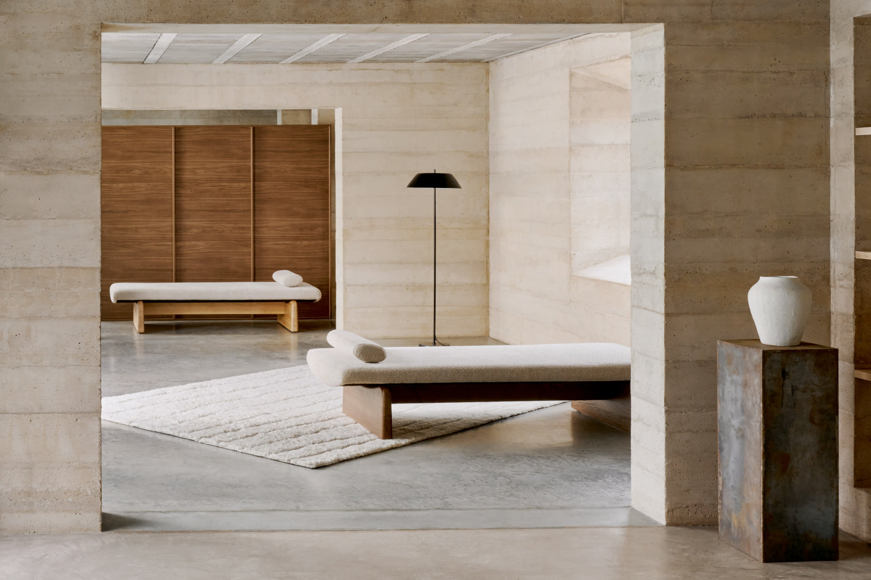 Daybed Topaz, 200 cm, aus beigem Chenille und FSC-zertifiziertem Eschenholz mit natürlichem Finish, von Kave Home.