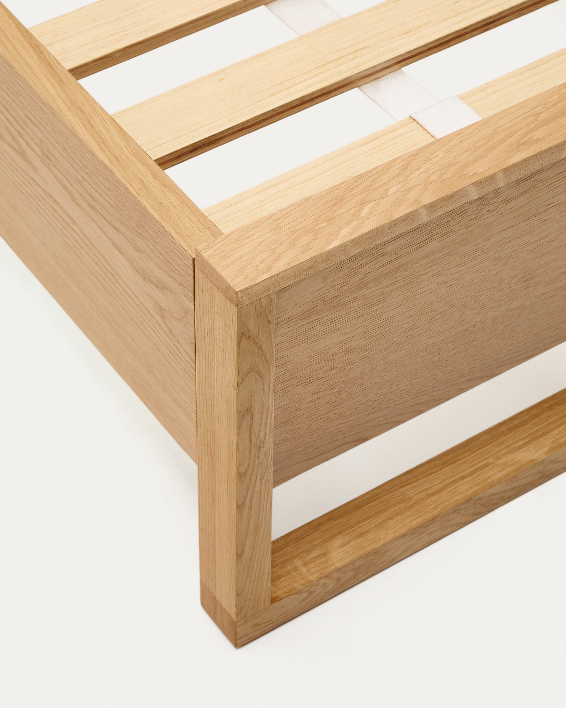 Schlichtes Bett Alguema aus hochwertigem Eichenfurnier mit natürlichem Finish, ideal für 180 x 200 cm Matratzen, vereint Eleganz und Komfort.