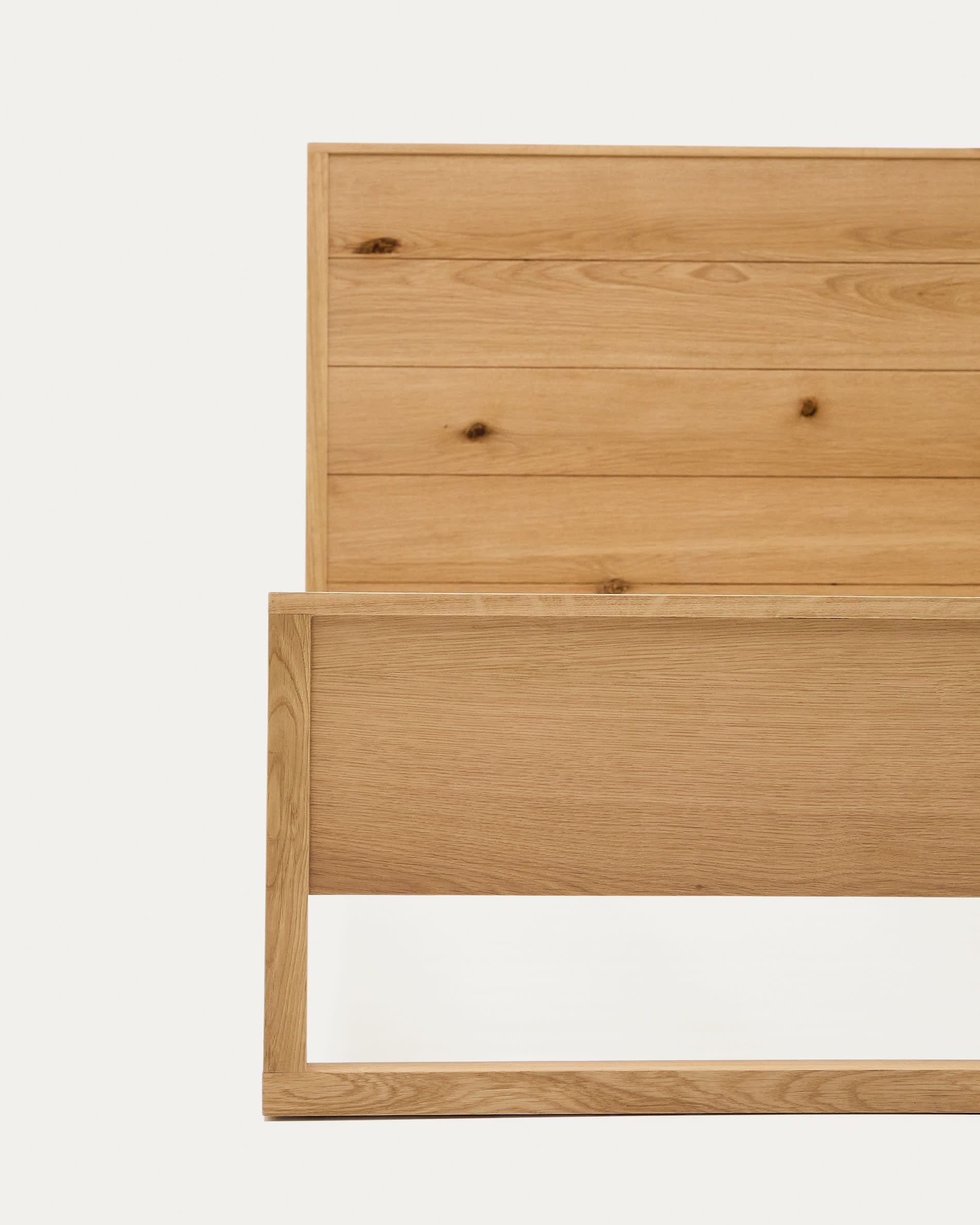 Elegantes Bett Alguema aus Eichenfurnier mit natürlichem Finish, perfekt für 180 x 200 cm Matratzen. Schlichtheit trifft auf zeitlose Schönheit.