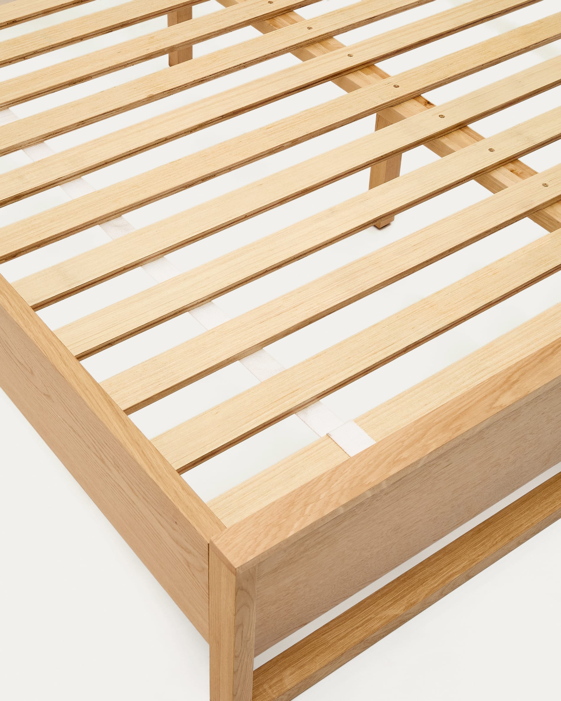 Erleben Sie das Bett Alguema von Kave Home: Hochwertiges Eichenfurnier, zeitloses Design, 180 x 200 cm für höchsten Schlafkomfort.