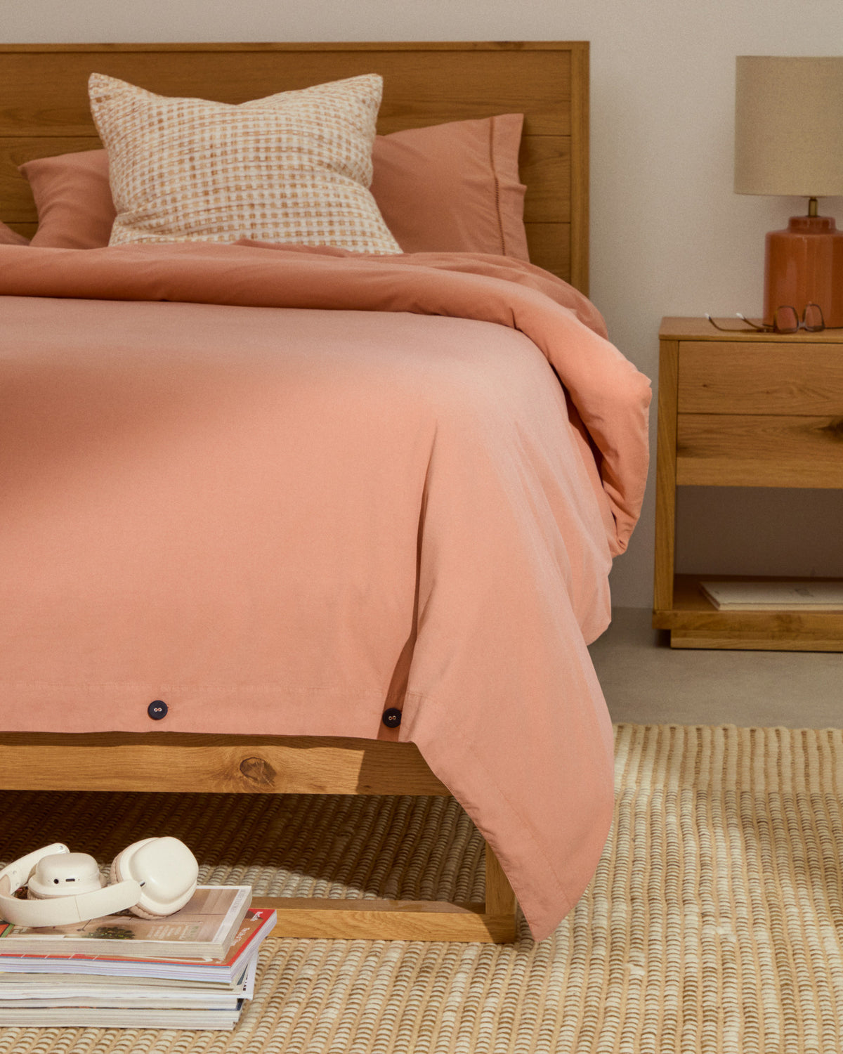 Bett Alguema aus Eichenfurnier mit naturfarbenem Finish für eine 90 x 190 cm grosse Matratze in Natur präsentiert im Onlineshop von KAQTU Design AG. Bett ist von Kave Home