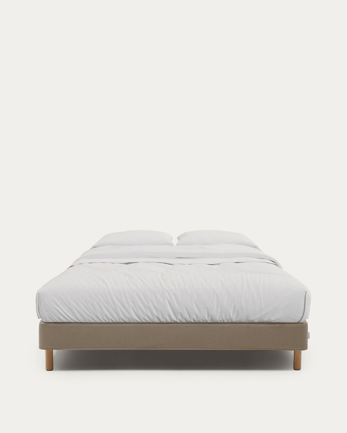 Bettgestell Ofelia mit abnehmbarem Bezug in Braun und Beinen aus massivem Buchenholz für Matratzengrösse 160 x 200 cm in Hellbraun präsentiert im Onlineshop von KAQTU Design AG. Bett ist von Kave Home